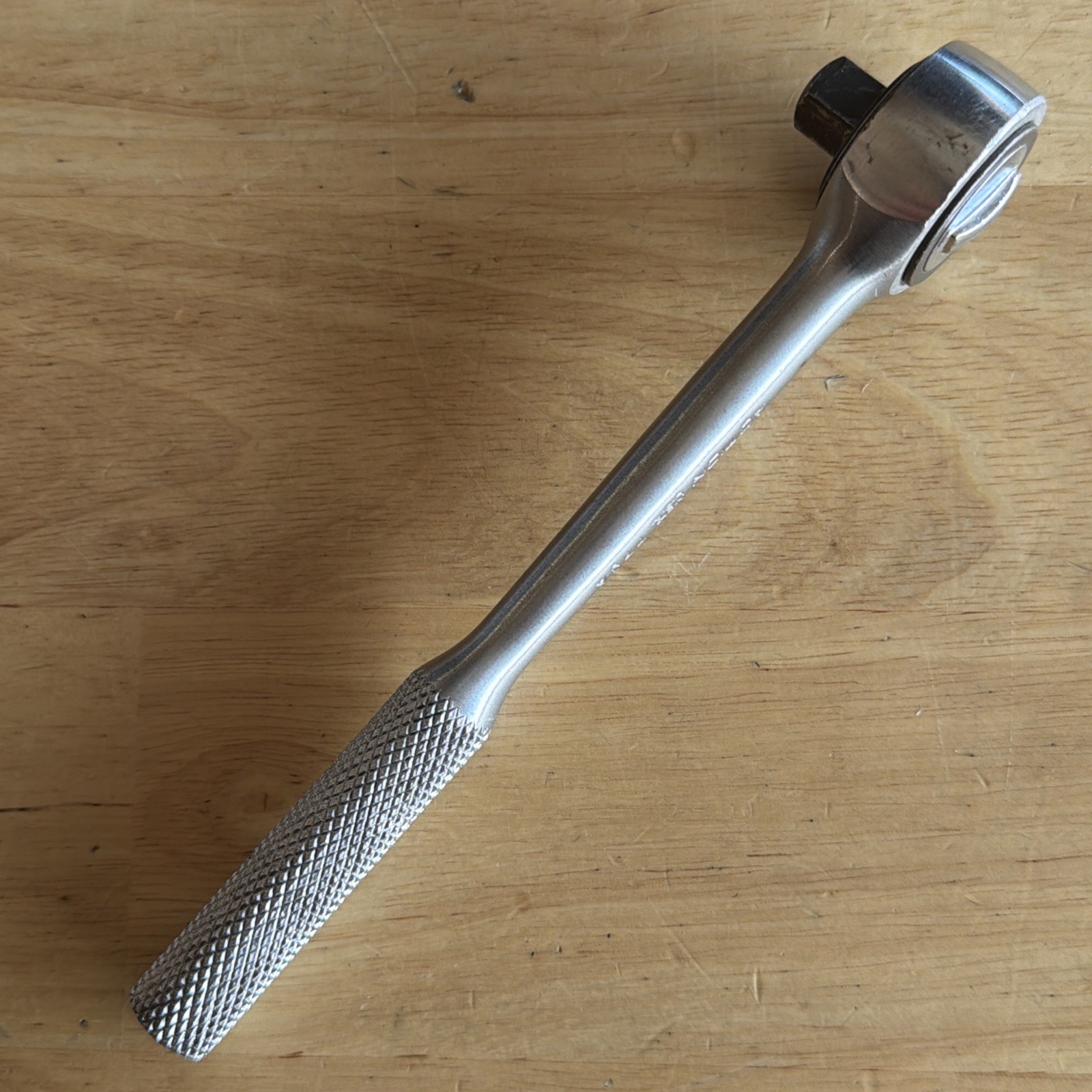 Action Tools 7-3/8″ Long Ratchet 3/8″ Drive Knurled Handl Round Head 77JA Vtg US