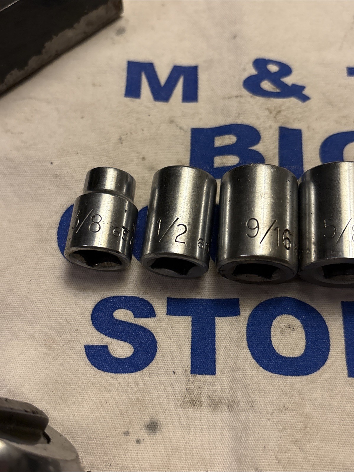 Klein Tools USA 3/8″ Drive 11pc Socket Set w/ Ratchet, Swivel, Metal Box