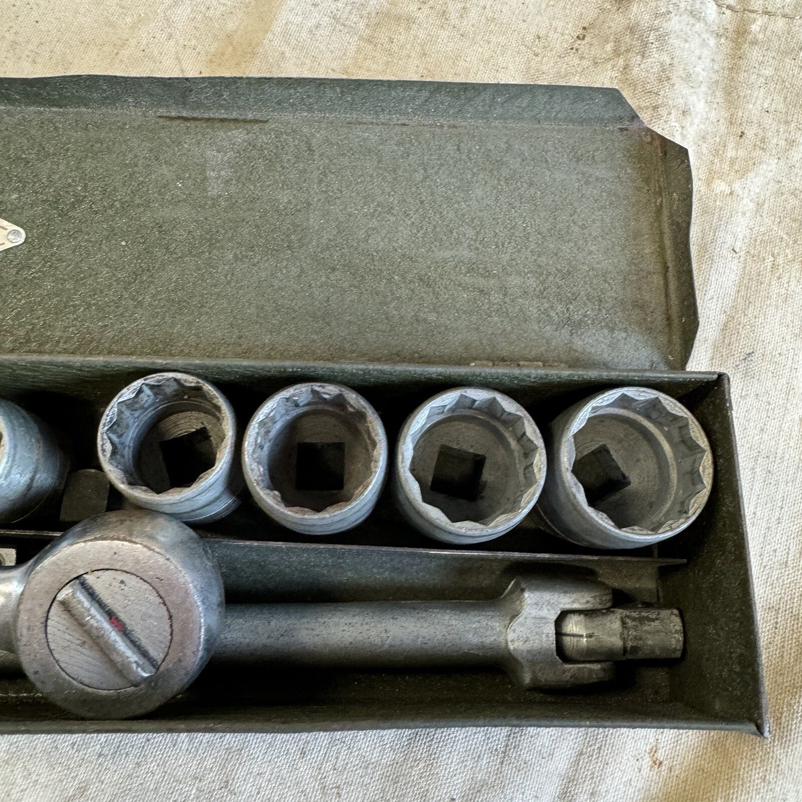 Vintage S-K Tools 17 pieces 1/2″ Drive SAE Socket Ratchet Set Metal Case.