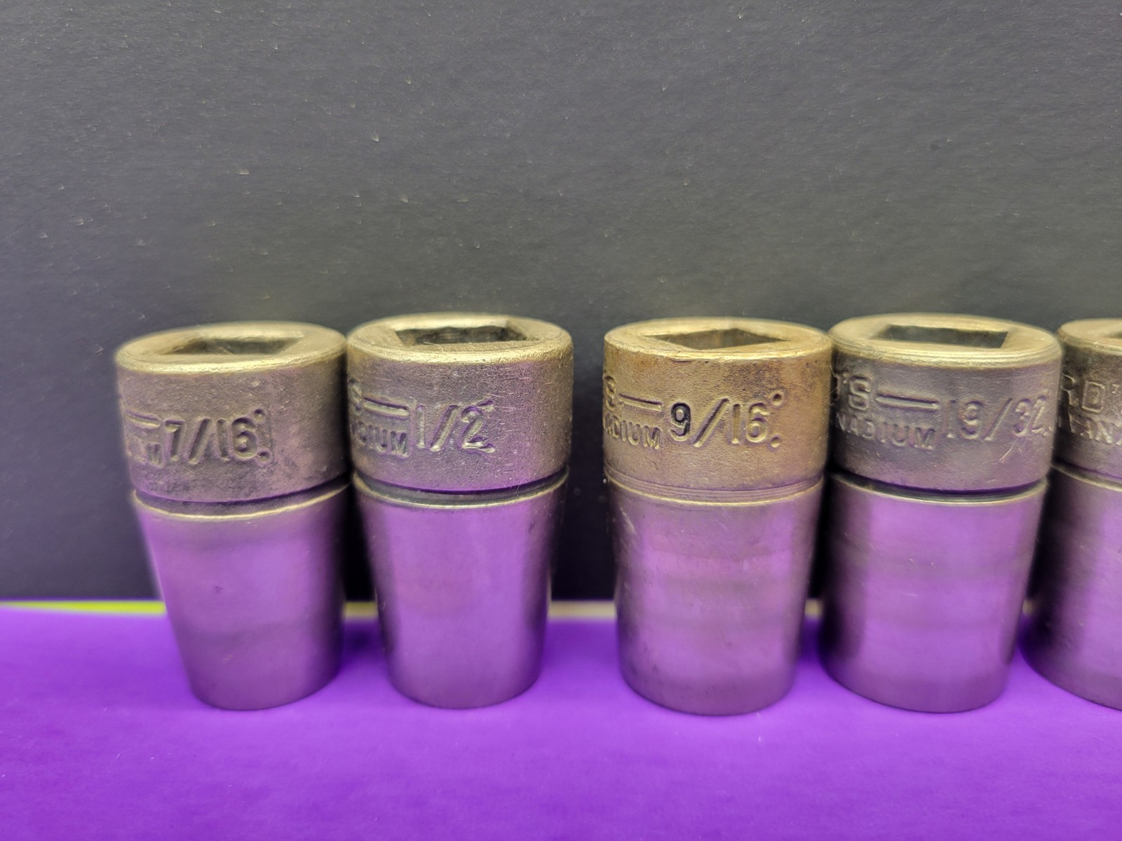 16 VINTAGE WARD’s 1/2 DRIVE SHALLOW SOCKET SET 12PT. 7/16″-7/8″ & 1″TO 1 1/4″
