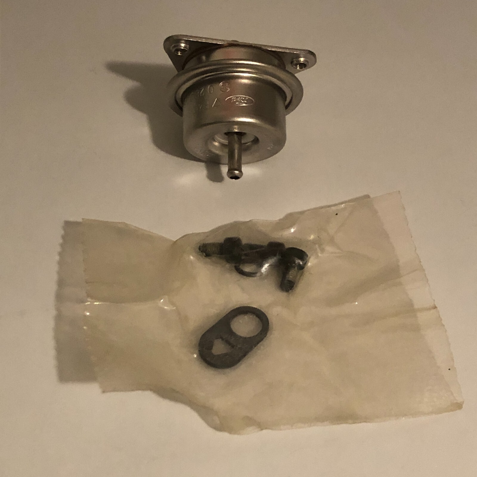 NOS FORD OEM 5.0L 5.8L 7.5L Fuel Pressure Regulator Kit F4CZ-9C968-A Complete