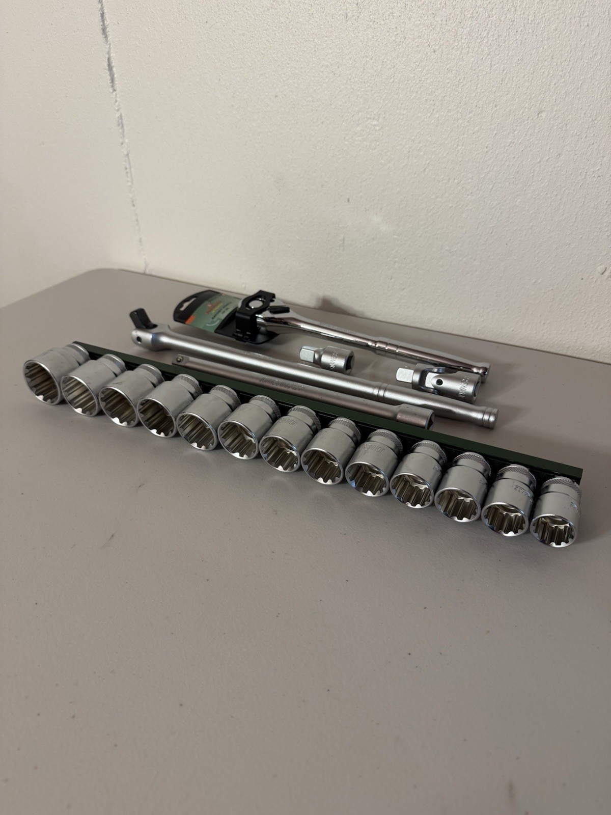 Jonnesway 19 Pcs Deluxe Tool Socket Set1/2″ Dr. with Magnetic Socket