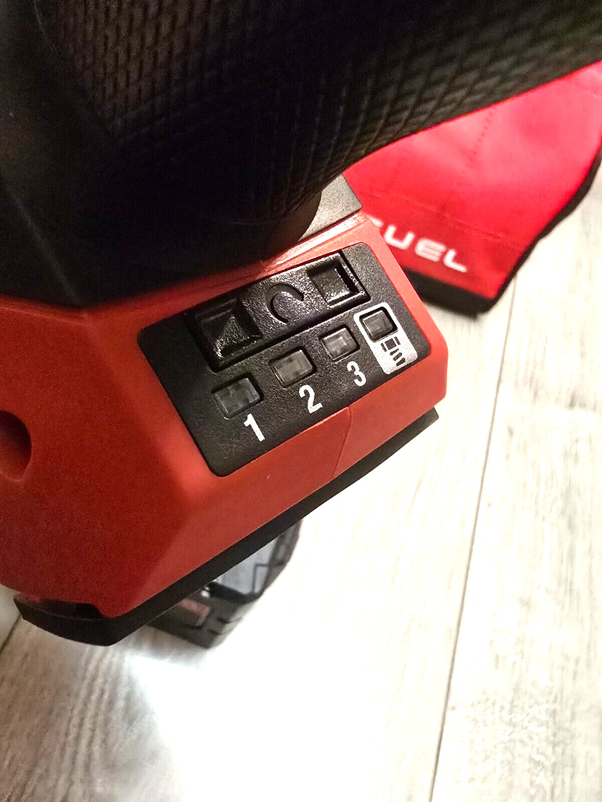 Milwaukee M18 FUEL 1/2″ High Torque 1600 ft-lb Impact Wrench 1) Bat Kit 2967-21B