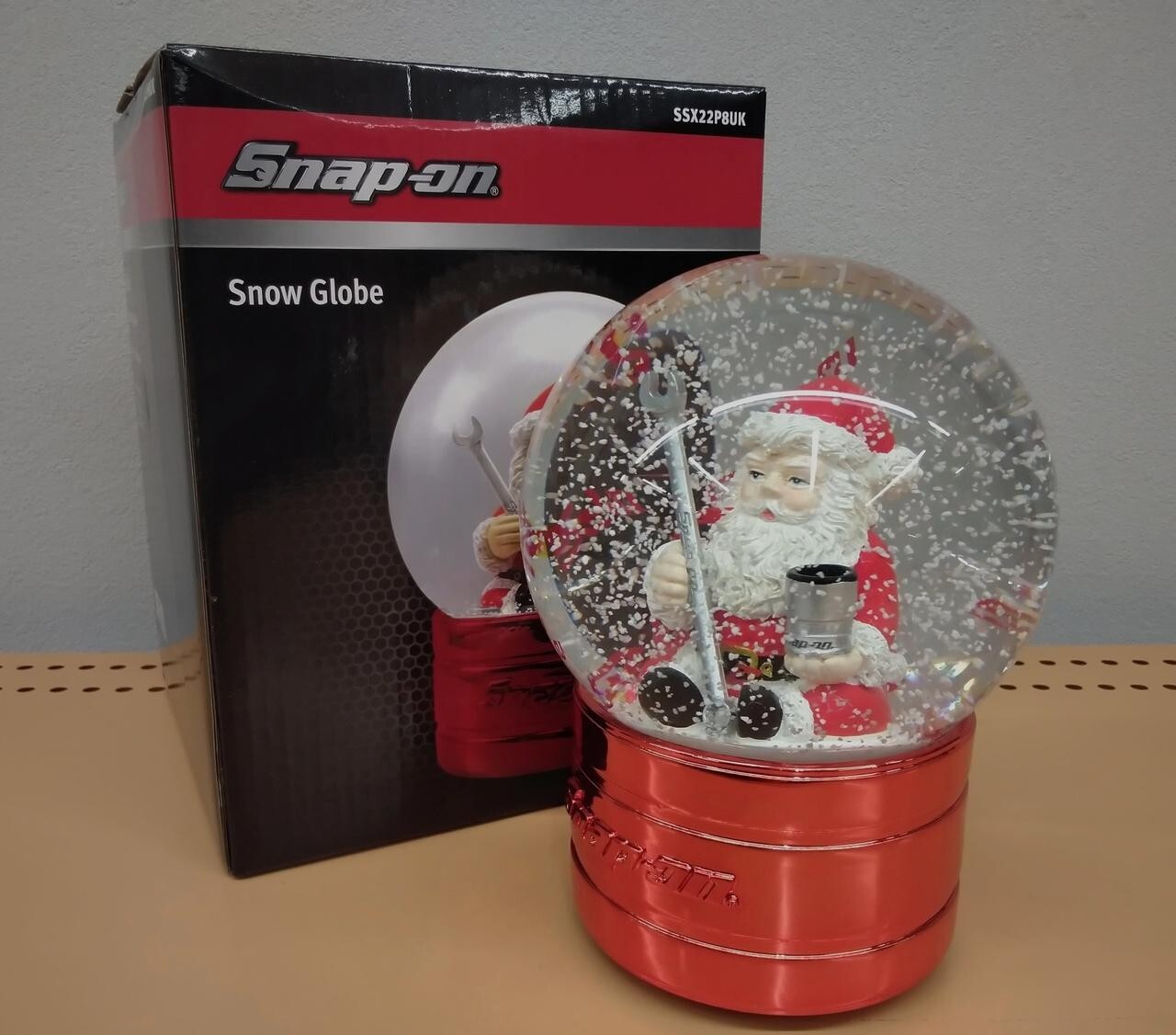snap on collectables musical snow globe here comes santa claus new and boxed JP