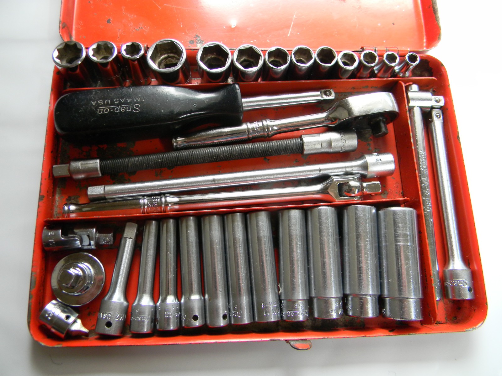 SNAP-ON 1/4″ DRIVE 33PC SAE 6/8PT GENERAL SERVICE SET IN RED METAL STORAGE BOX