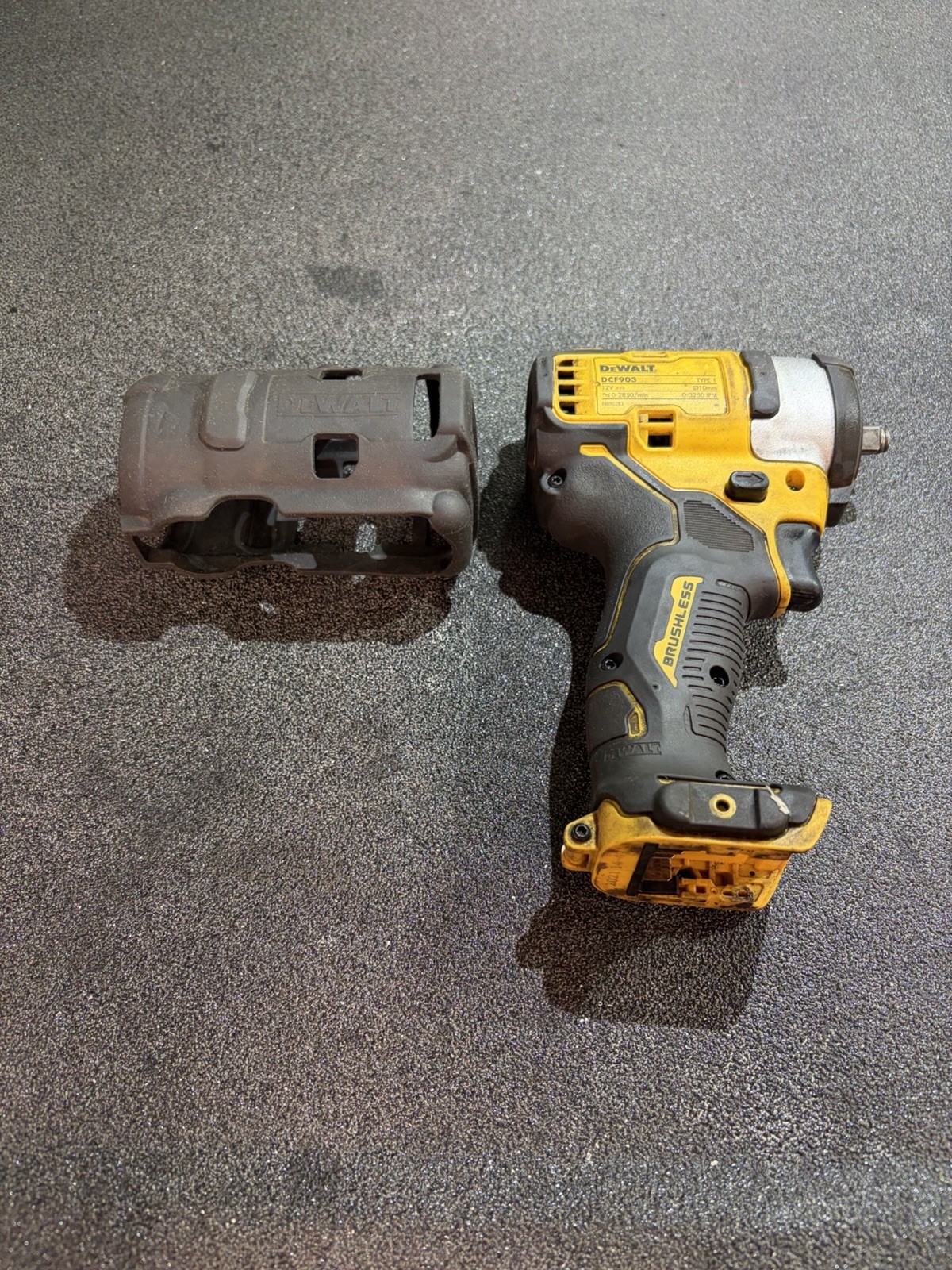DeWalt DCF903 12V XR Brushless 3/8» Stubby Impact Wrench With Boot