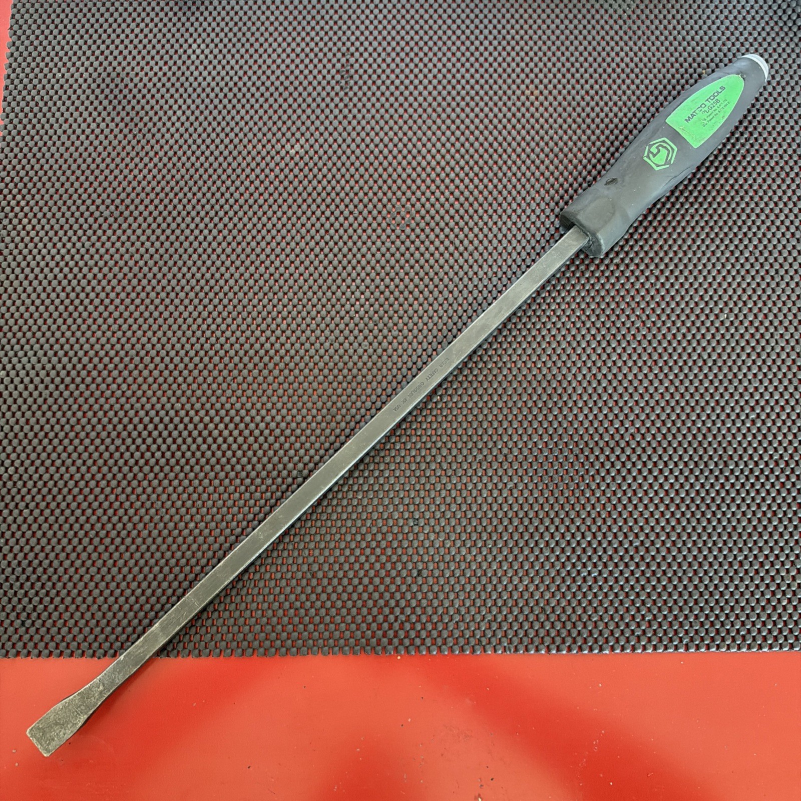 Matco Tools 25″ Curved Tip Striking Pry Bar Green Comfort Grip PBG25B