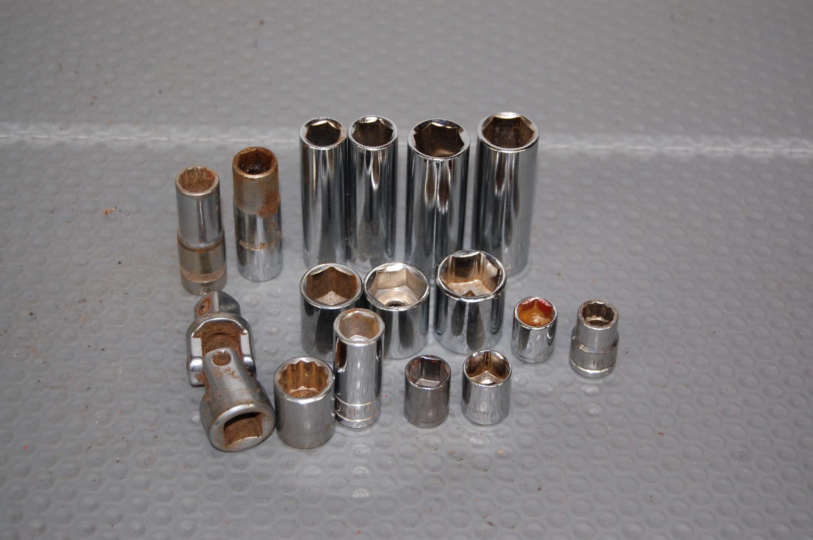 B9 3/8, 1/4, Dr Sockets Sae & Metric Sockets 15 Total & 1/2″ drive Swivel