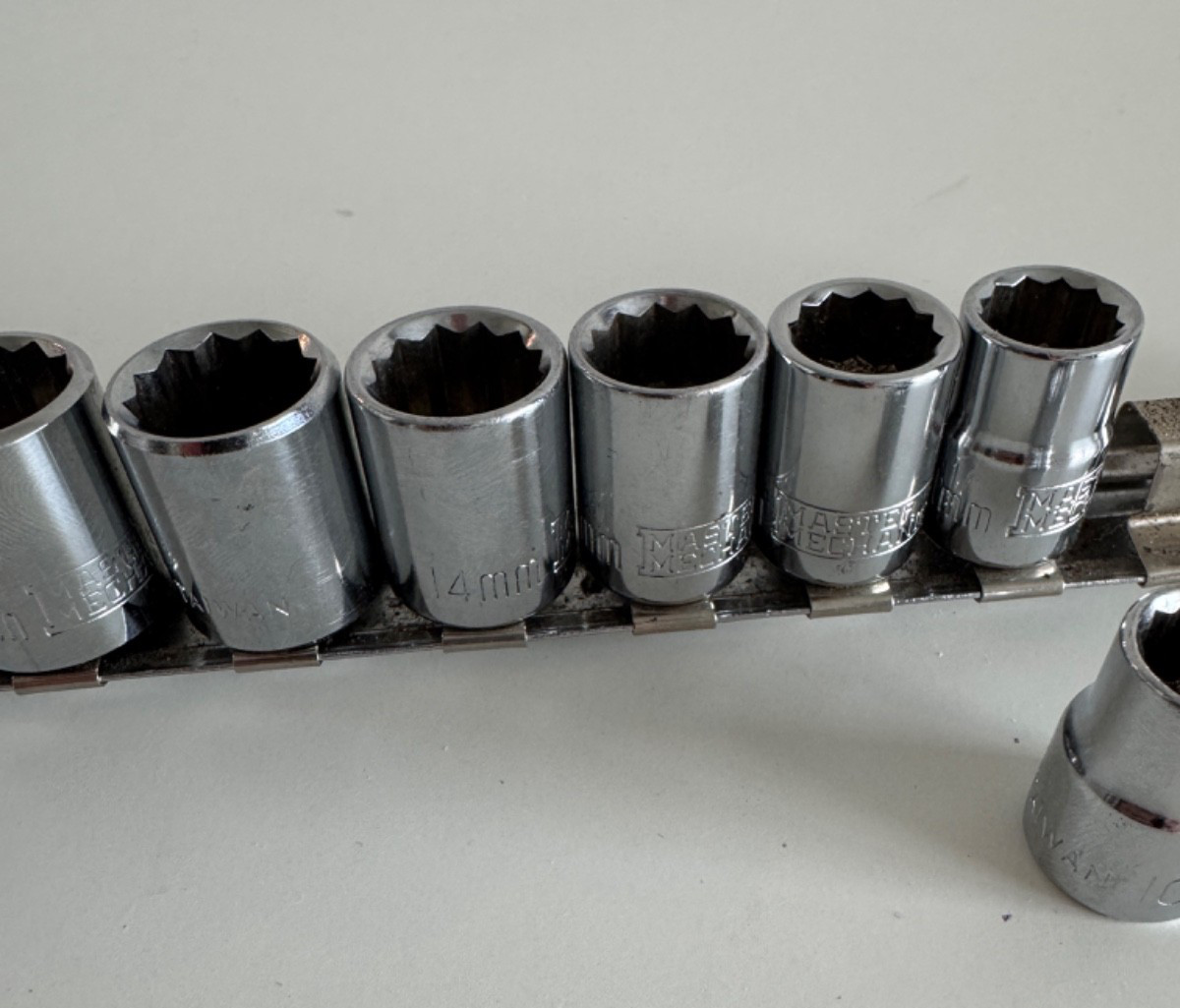 Master Mechanic 13 Piece Metric Socket Set 7-19MM Complete w/Holder 3/8″ 12 PT
