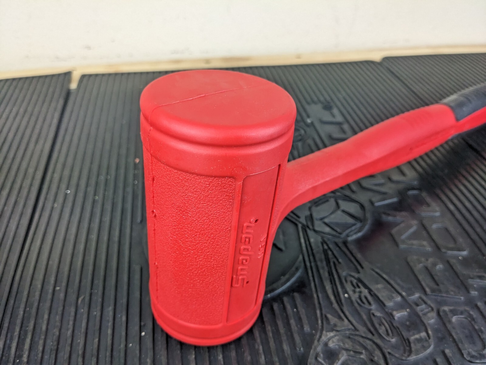 #ba202 NEW Snap-On HBFE48 Dead Blow 48-Ounce Soft Grip Hammer Red