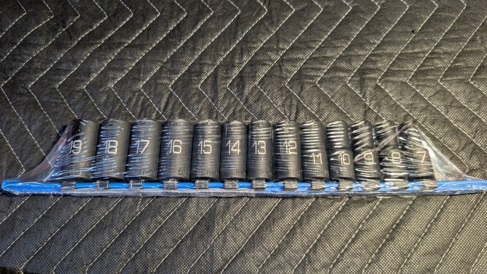 Matco tools SBIPM136V 13 piece 3/8″ dr. metric 6 pt. mid length socket