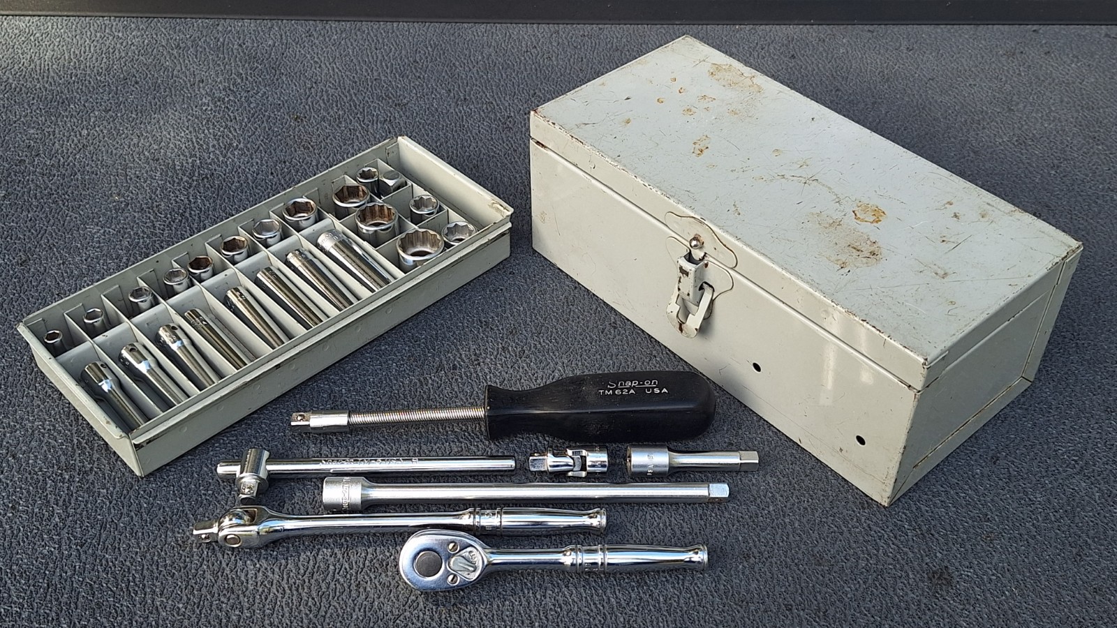 RARE 1968 Snap On R5094 30-pc Small Bolt & Nut 1/4 & 3/8 Socket Set w/GREY Case