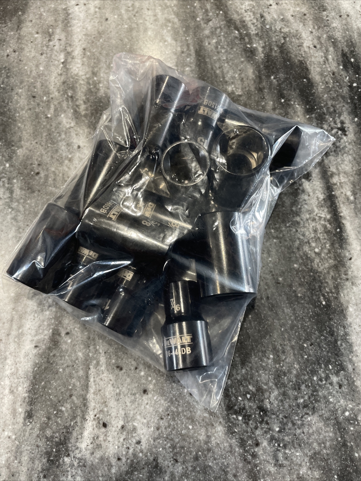 Genuine DeWalt 1/2″ Drive BLACK CHROME 13PC Socket Set 6 POINT Metric/SAE NEW