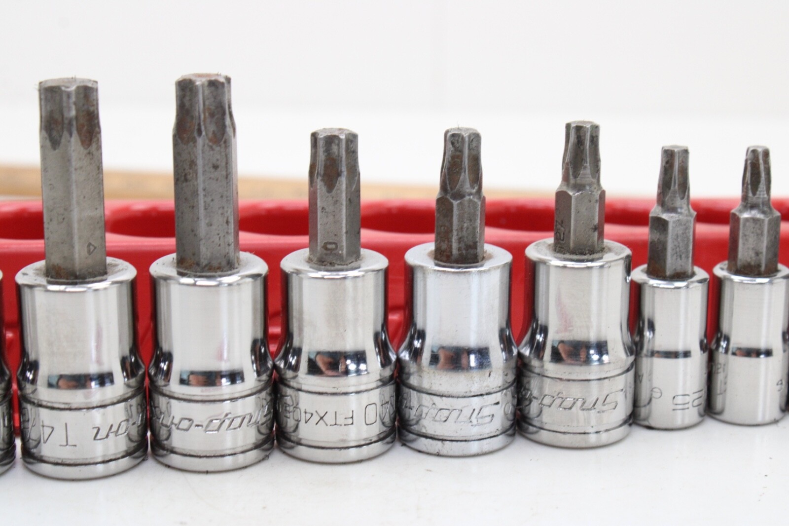 Snap On 212EFTXY T8-T55 12 Piece 1/4″/3/8″ Drive TORX Bit Standard Socket Set