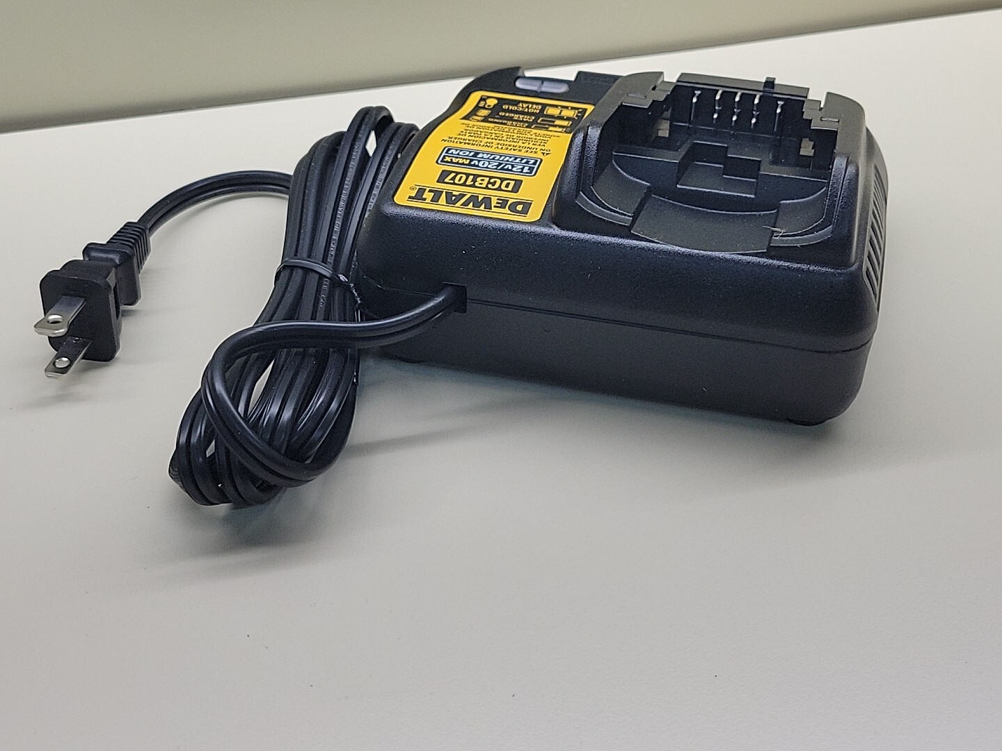 DEWALT DCB107 Lithium-Ion 12v 20v Battery Charger NEW