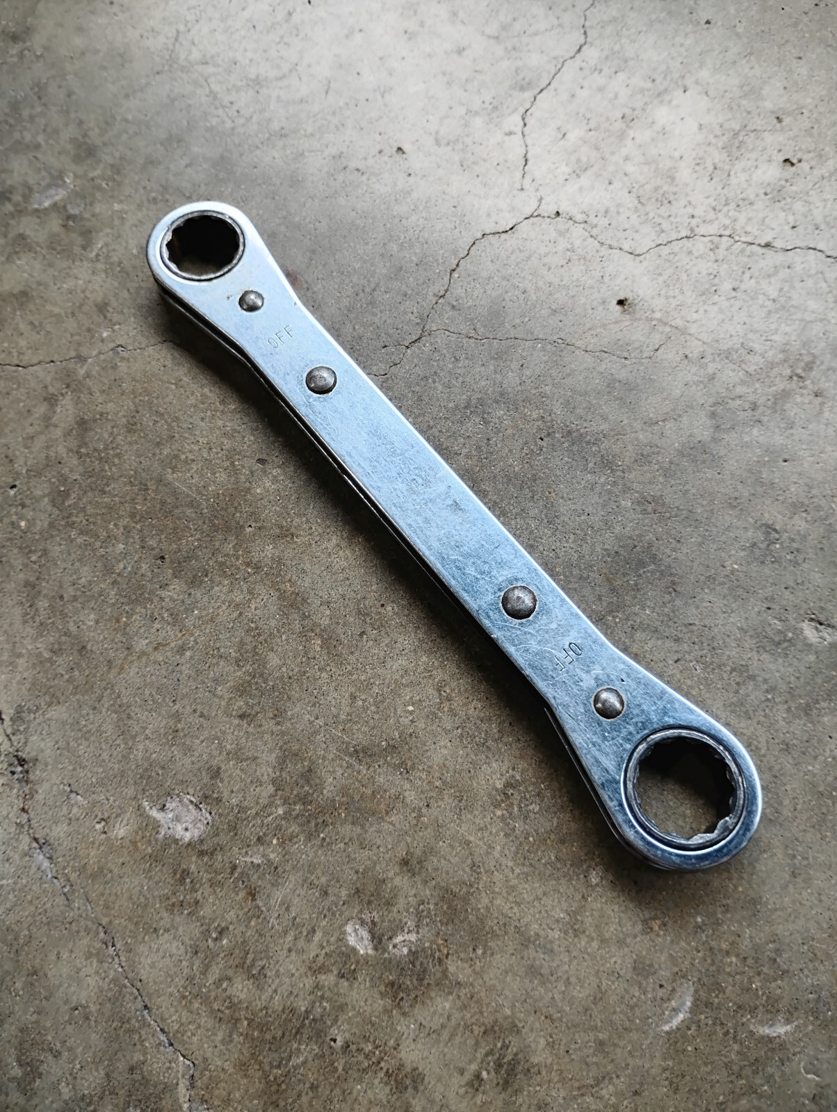 Snap-on Tools USA 5/8 x 11/16″ SAE 12 point Ratcheting Box Wrench R2022