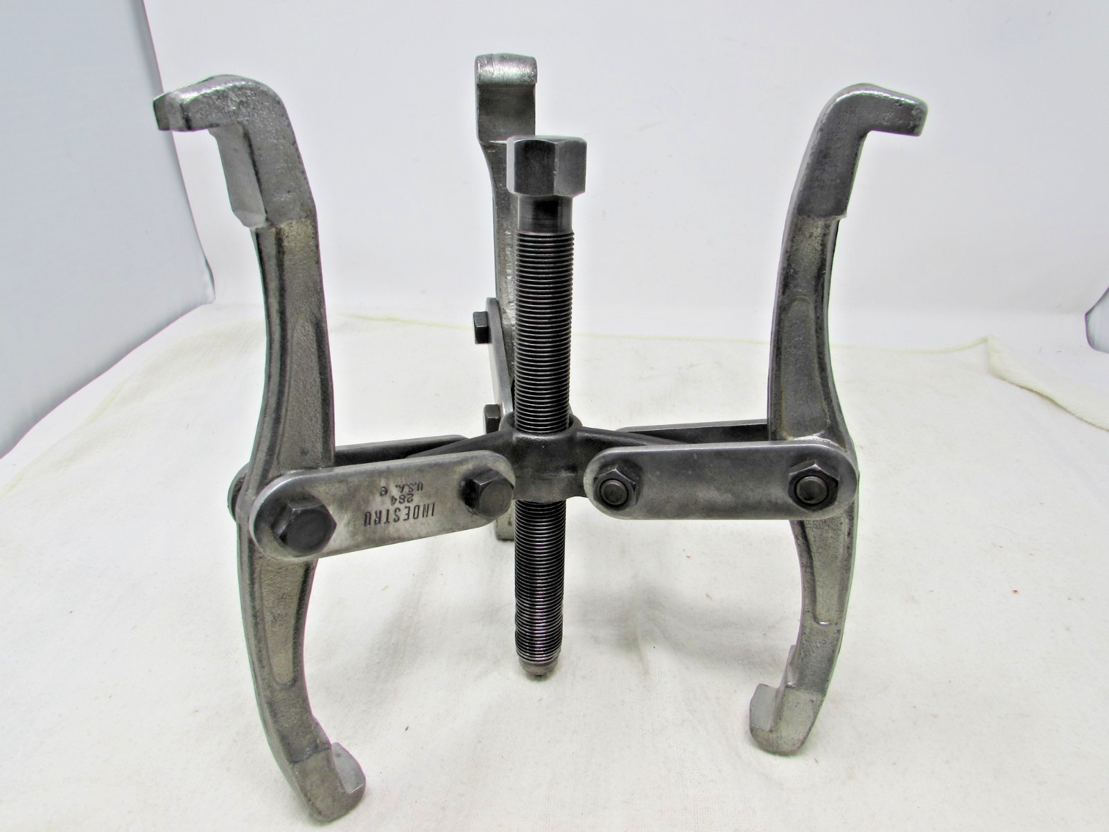 Made in USA Indestro 284 Three Jaw Reversable Puller 8″ Legs Original Bolts Nuts