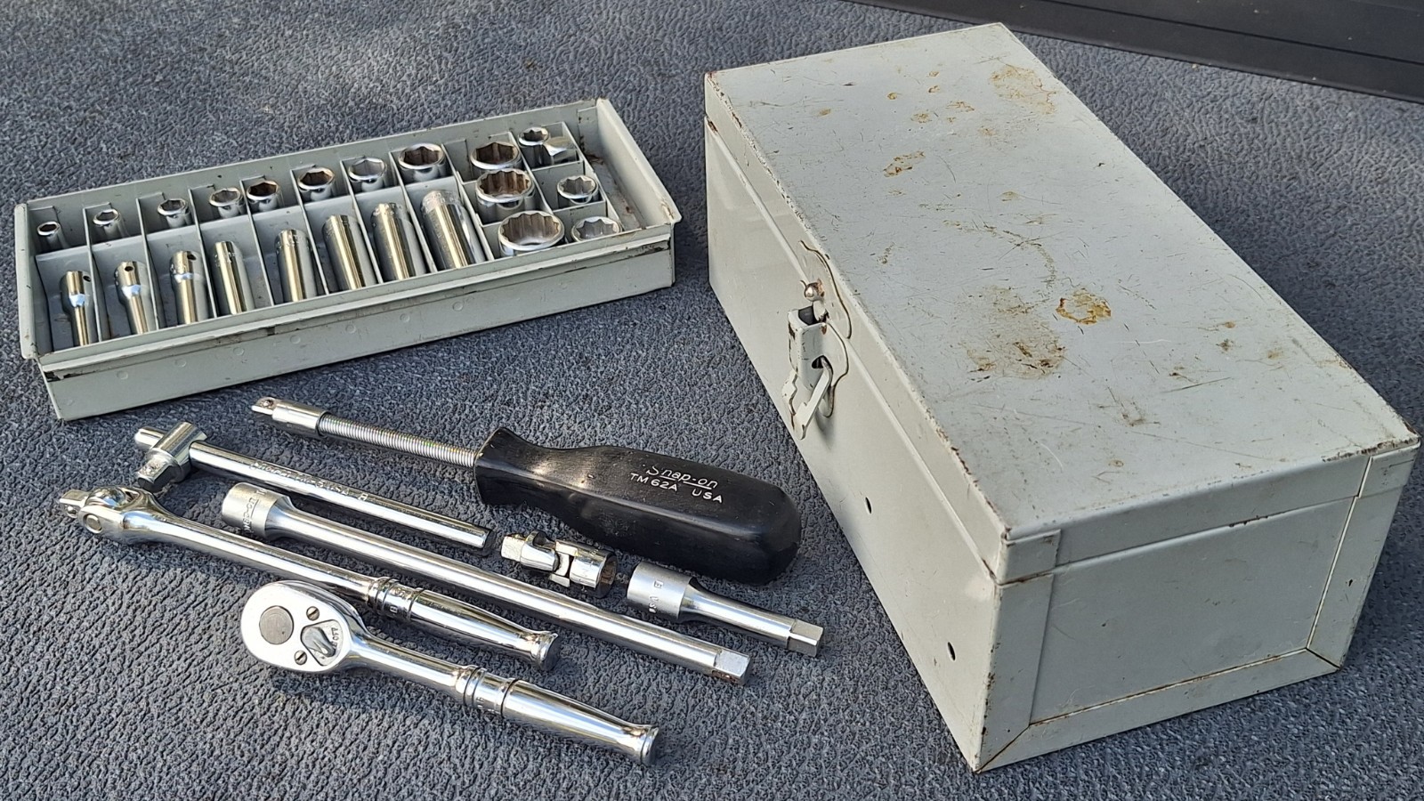 RARE 1968 Snap On R5094 30-pc Small Bolt & Nut 1/4 & 3/8 Socket Set w/GREY Case