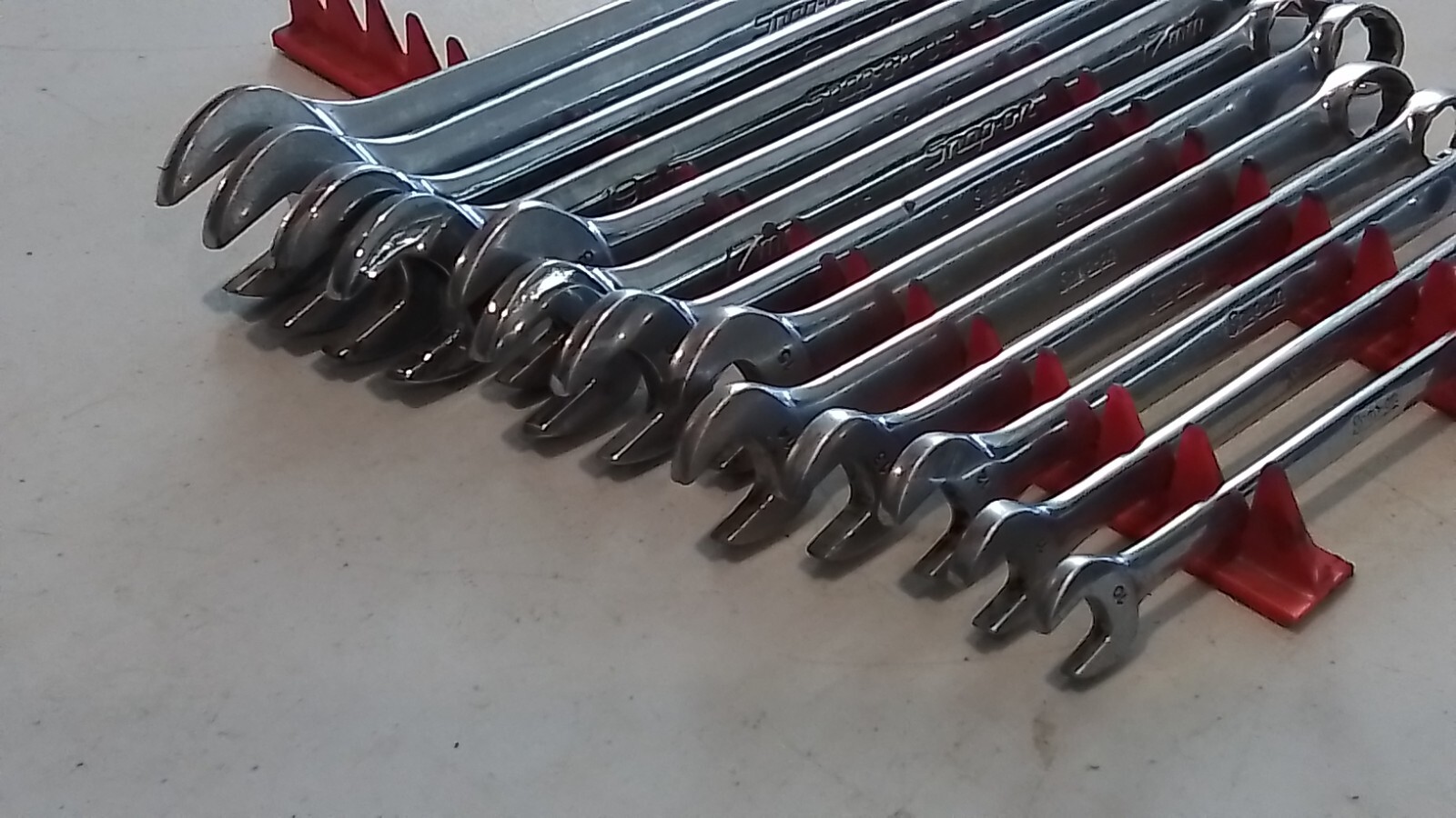 SNAP ON 13 PIECE METRIC OEXM 12 PT. COMBINATION WRENCH SET FROM 10-22MM. W/RACK