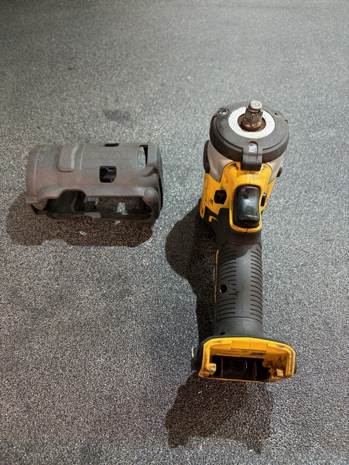 DeWalt DCF903 12V XR Brushless 3/8» Stubby Impact Wrench With Boot