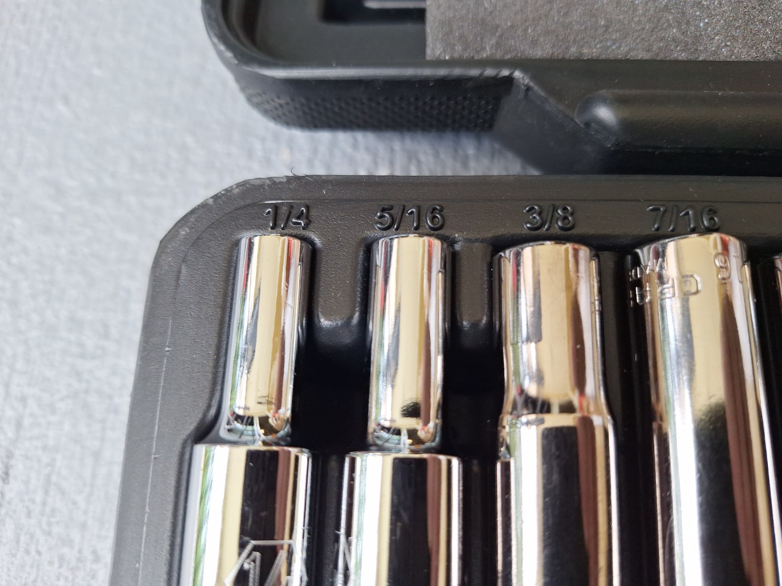 JGI DADOS 56-Pc 3/8″ Drive SAE/Metric 6 pt Standard & Deep Socket Set (DETAILS )