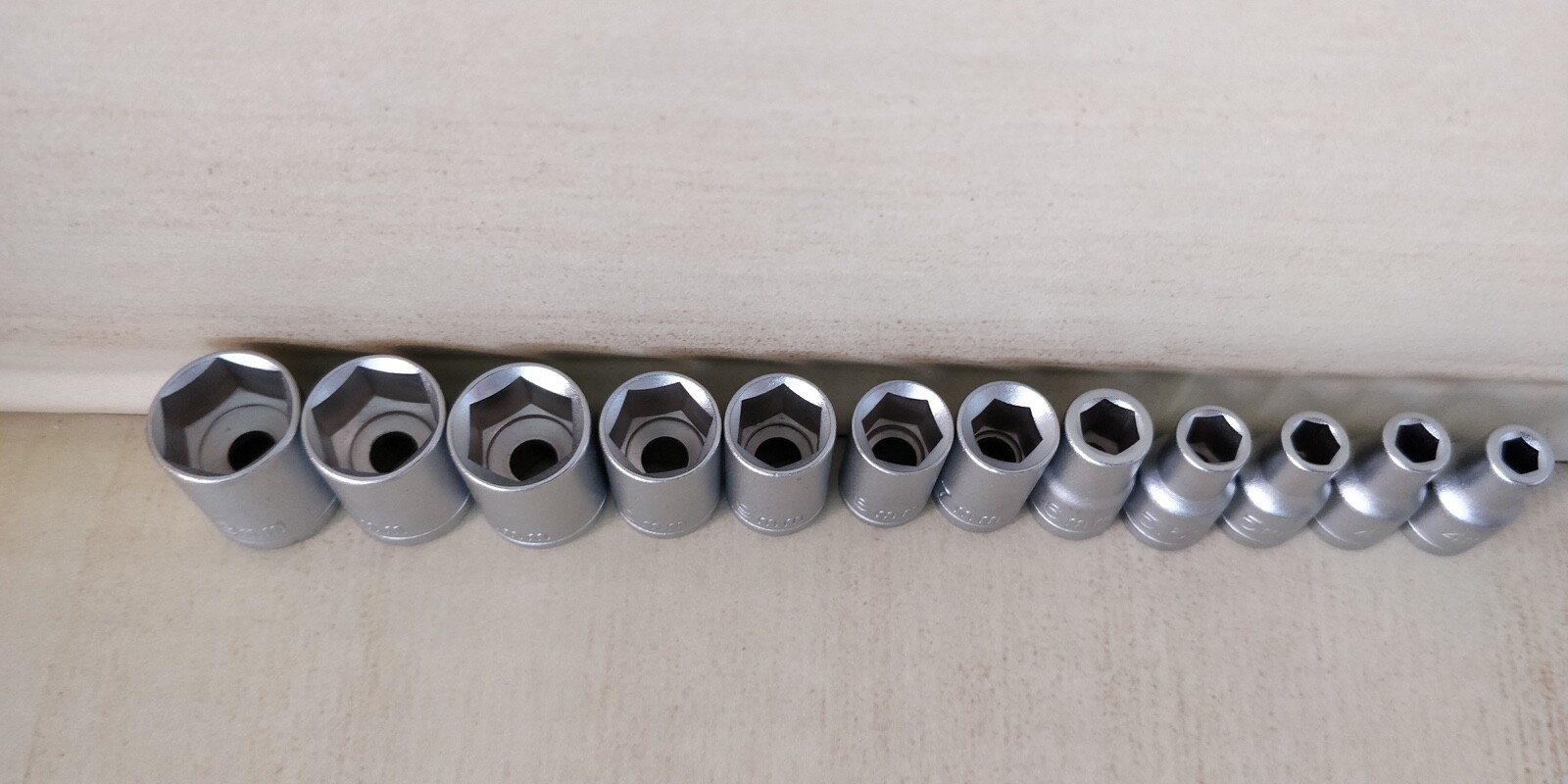 12 Pieces — Metric Socket Set — 4mm through to 13mm — 1/4″ Drive -6 Point