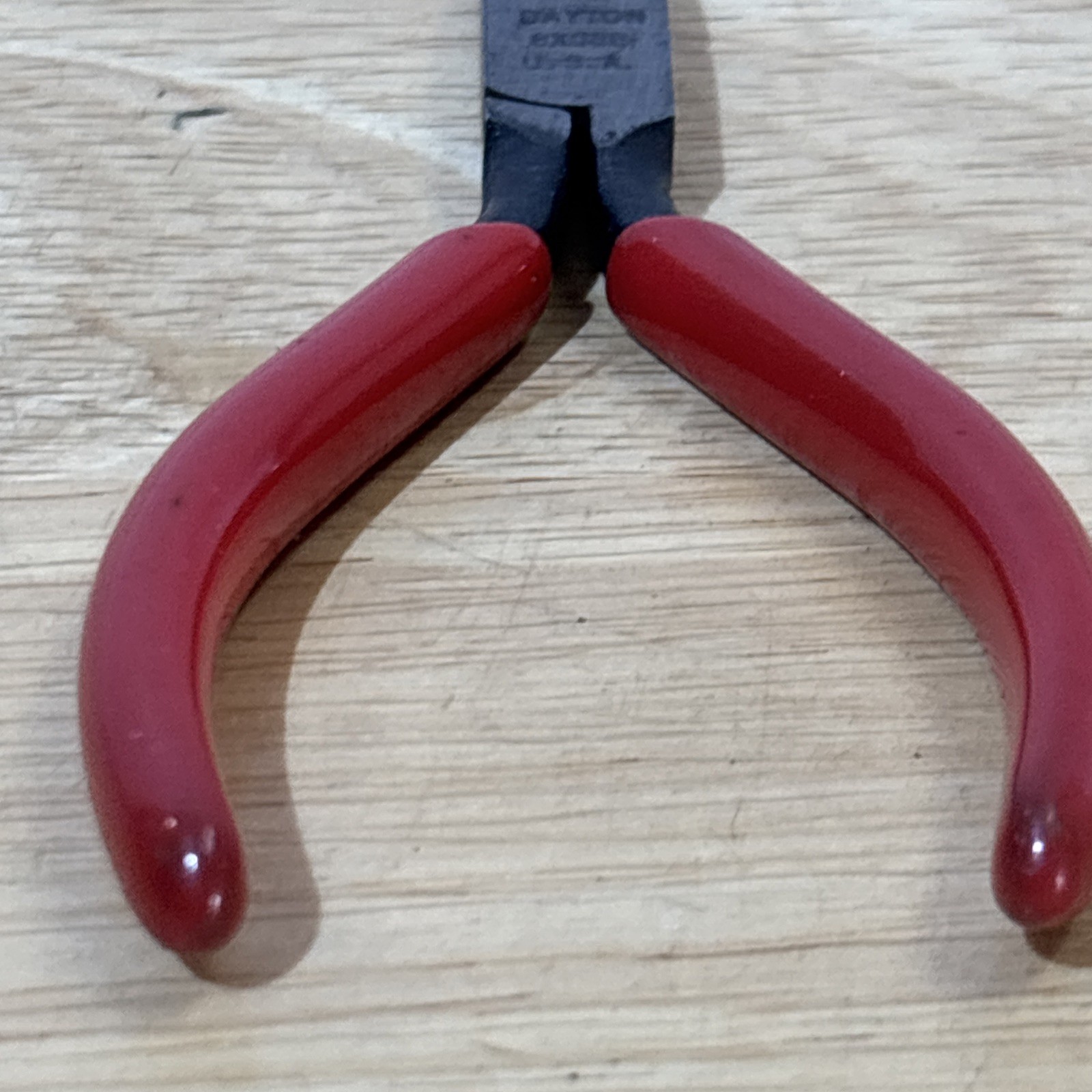 Dayton Mini 4.25″ Needle Nose Pliers Red Handle 6×088 Vtg USA