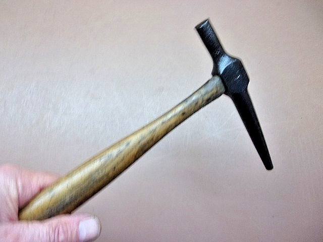 Vintage UNBRANDED AUTO BODY / TINNERS HAMMER 2/12 1/2″ Wood Handle Clean Tool!