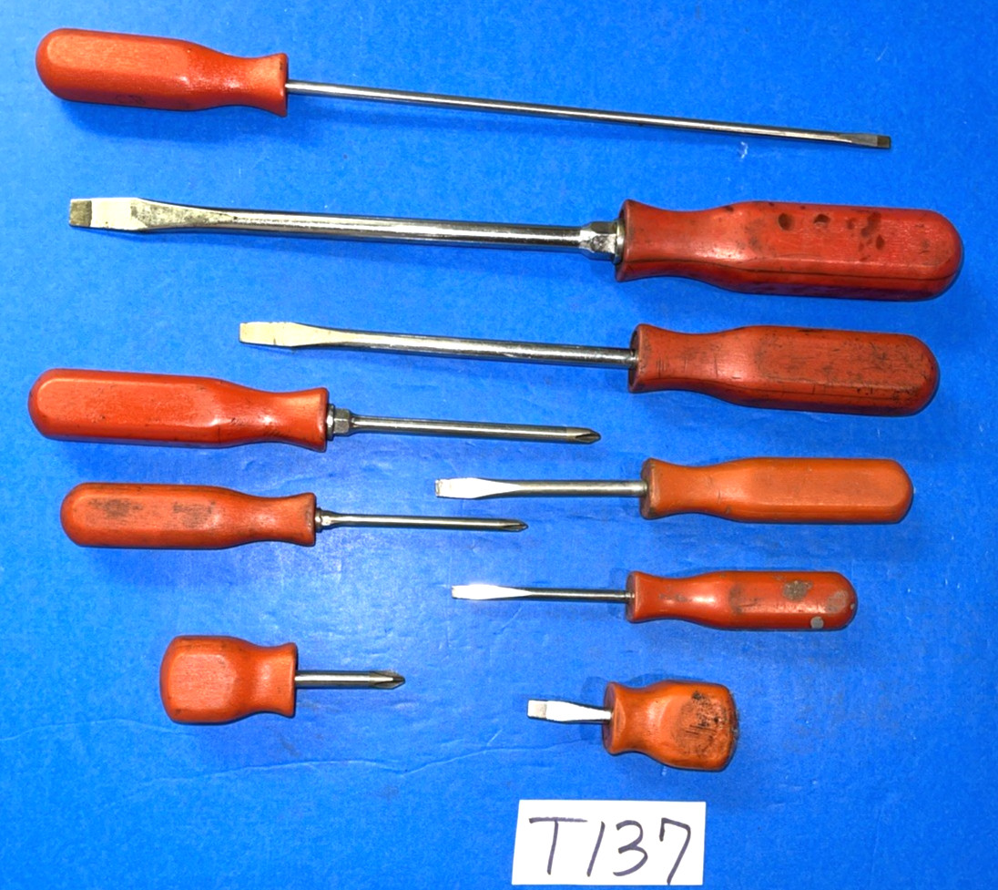 MAC TOOLS VINTAGE 9 PIECE ASSORTED RED HARD HANDLE SCREWDRIVER SET