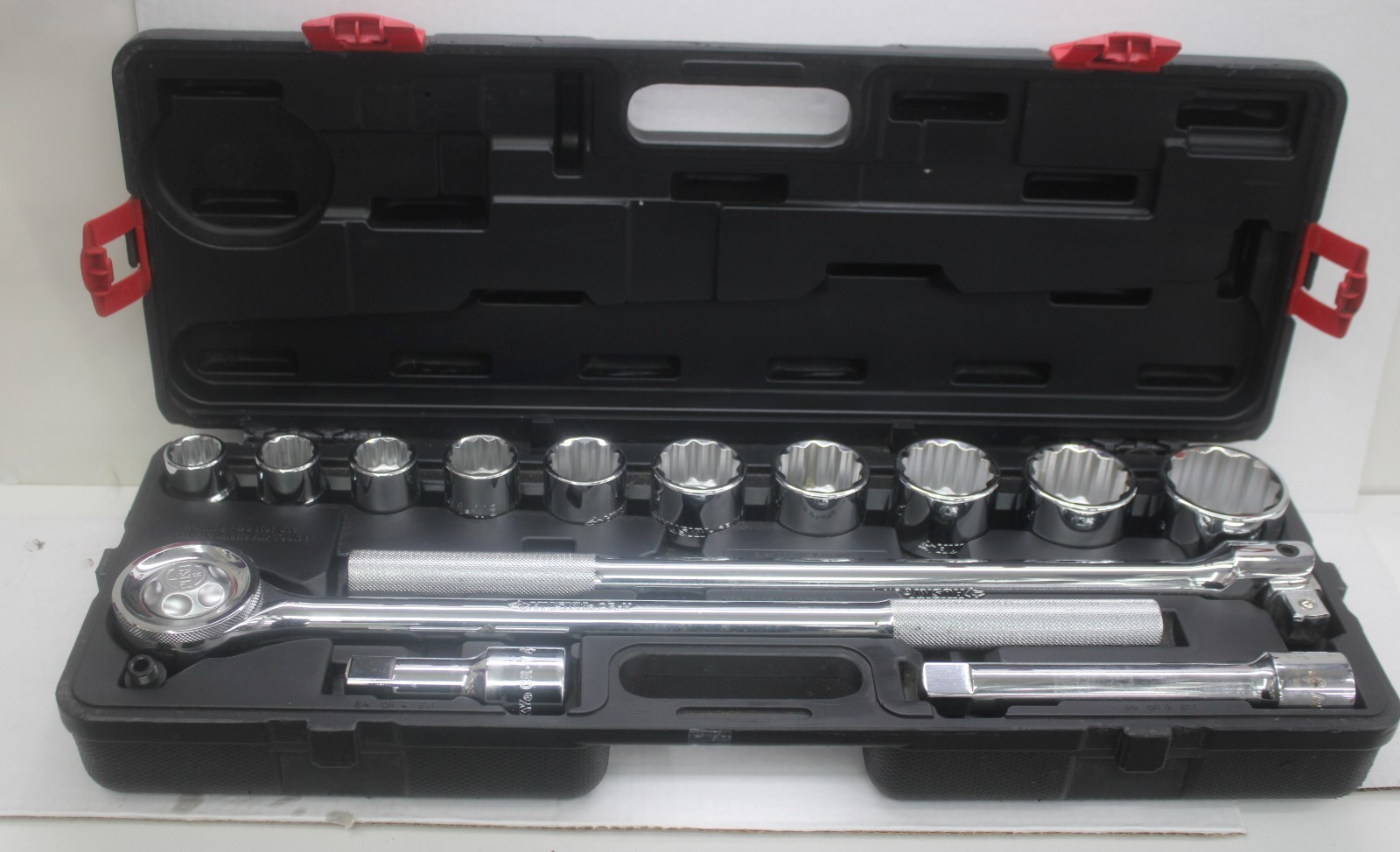 HUSKY 3/4Inch Drive Ratchet and SAE Socket Set 14 Piece.