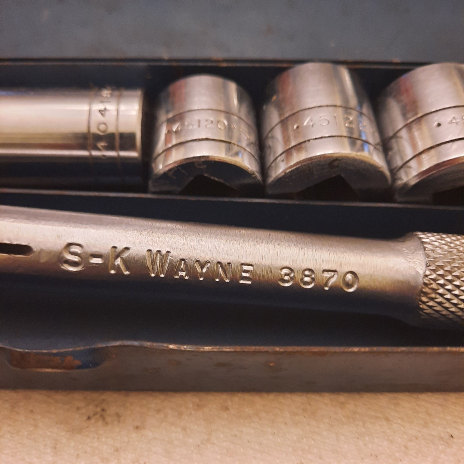 S-K Rotating Swivel Head Ratchet + 10 Pc Sockets. USA. In Metal Case. See Desc.