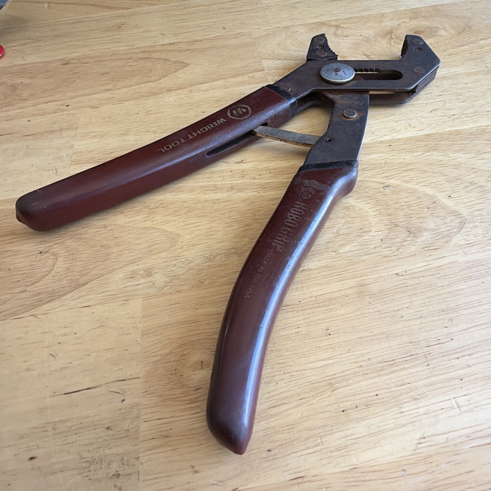 Wright Tools 9″ Long Robogrip Self Adjusting Pliers Burgandy Handle Made in USA