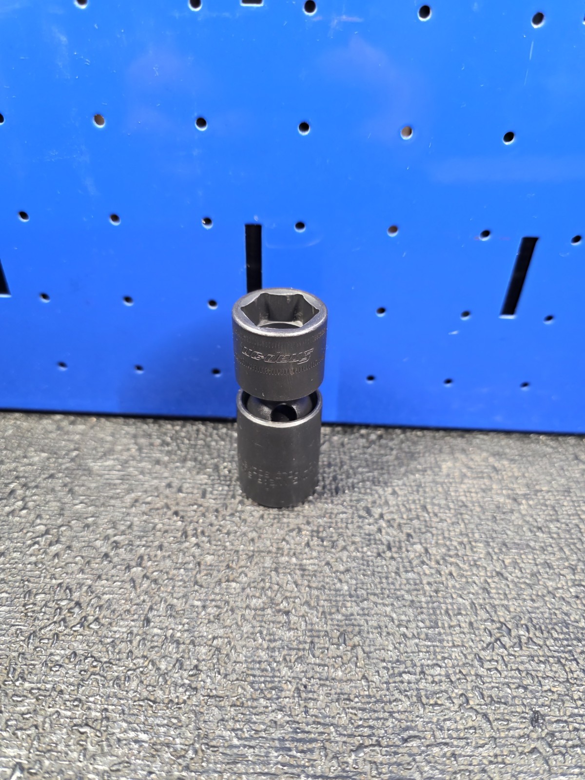Snap-on Tools IPFM17C 17mm LIGHT USE 3/8″ Drive 6-Point Impact Swivel Socket