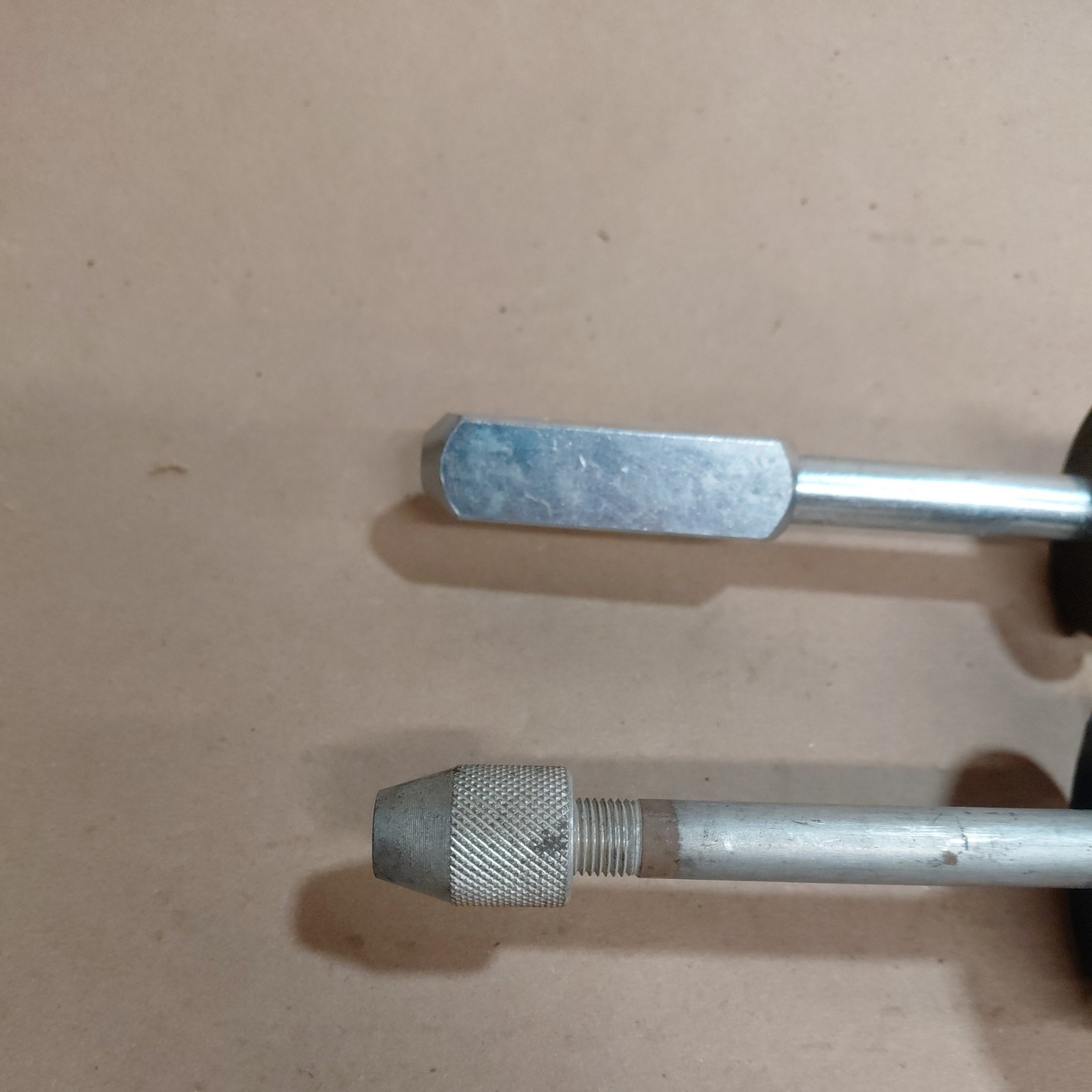 Set of 2 unbranded slide hammers. Both in good working condition.