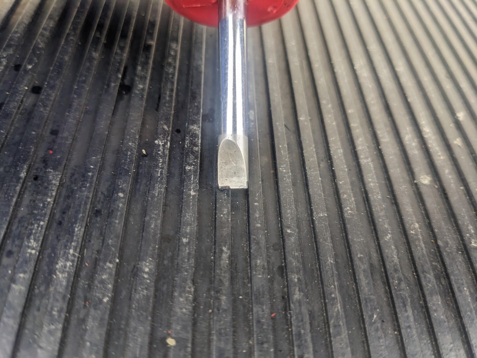 #az235 Snap on Tools SHD1 Stubby Hard Handle Flat Screwdriver RED