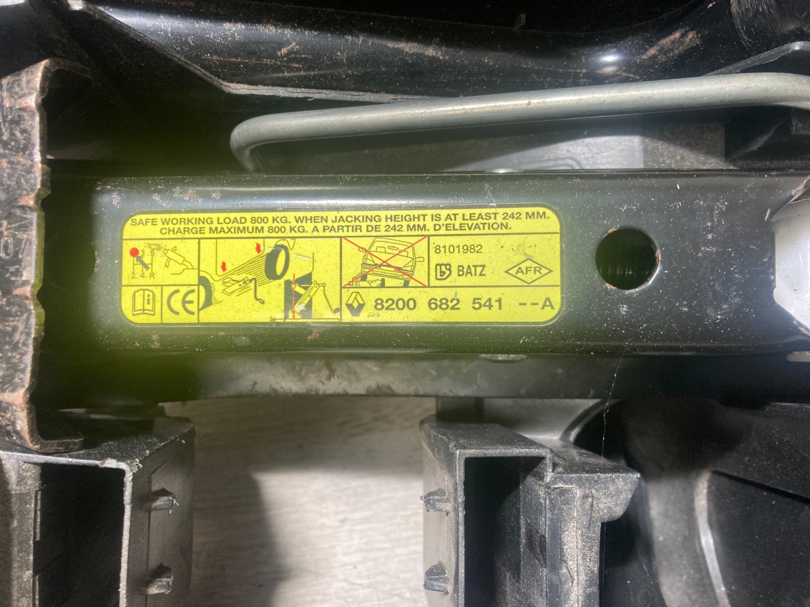2008 RENAULT CLIO WHEEL JACK TOOL KIT 8200696876