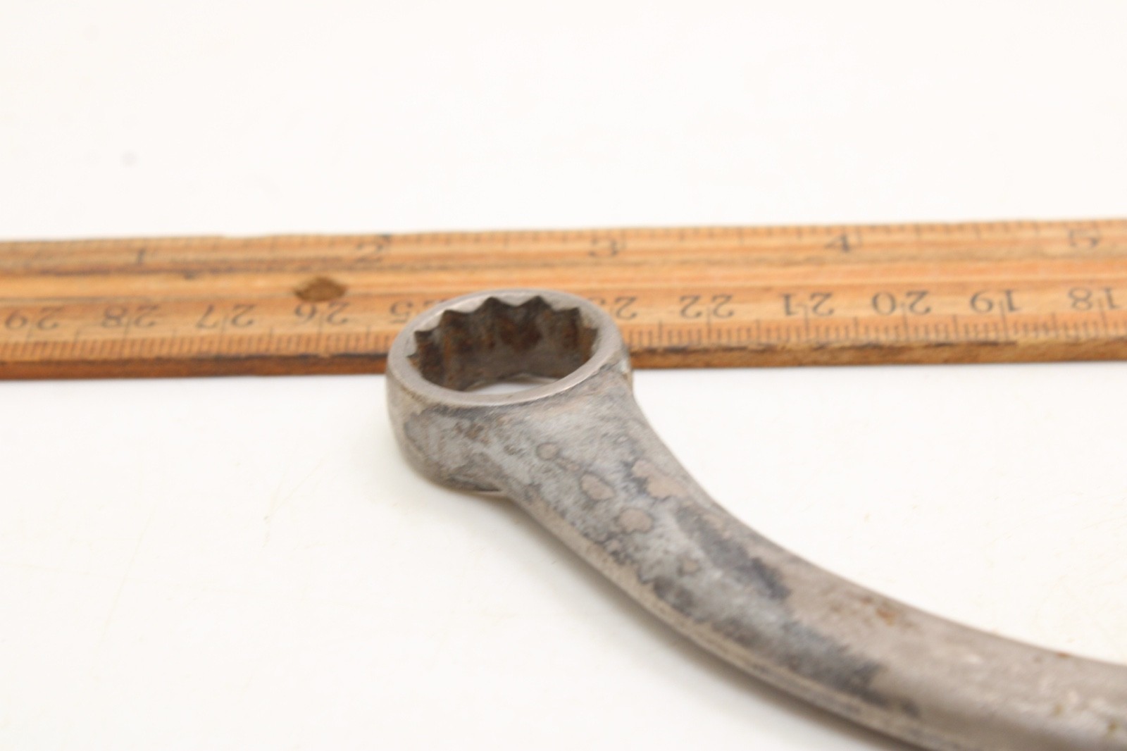 Unbranded Obstruction Wrench Curved SAE 5/8″x9/16″ 12 Pt. Chromium Vanadium USA