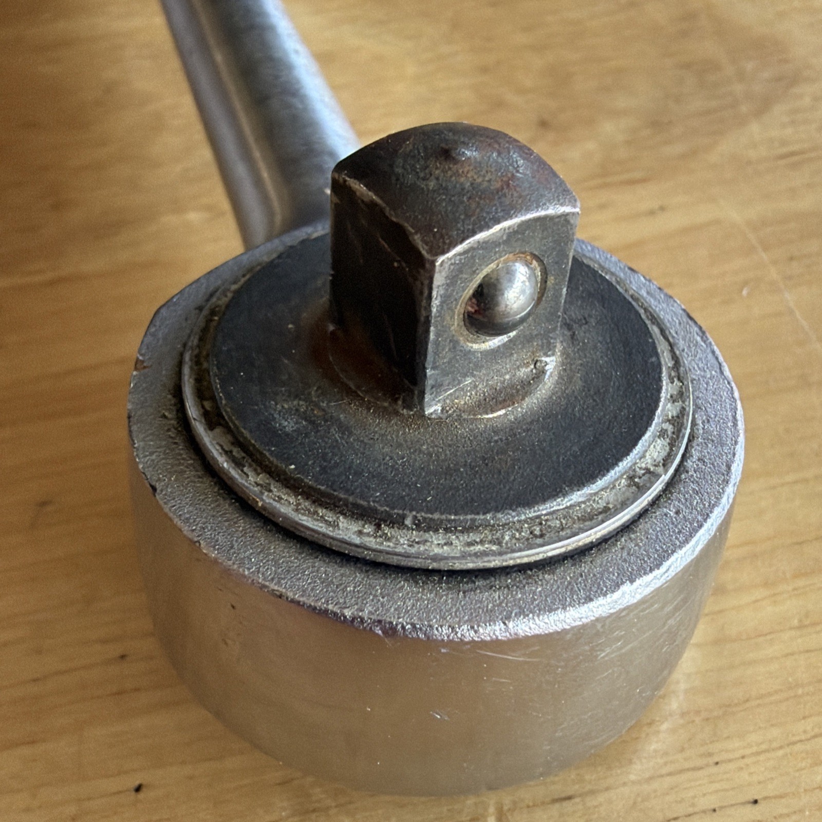 Action Tools 7-3/8″ Long Ratchet 3/8″ Drive Knurled Handl Round Head 77JA Vtg US
