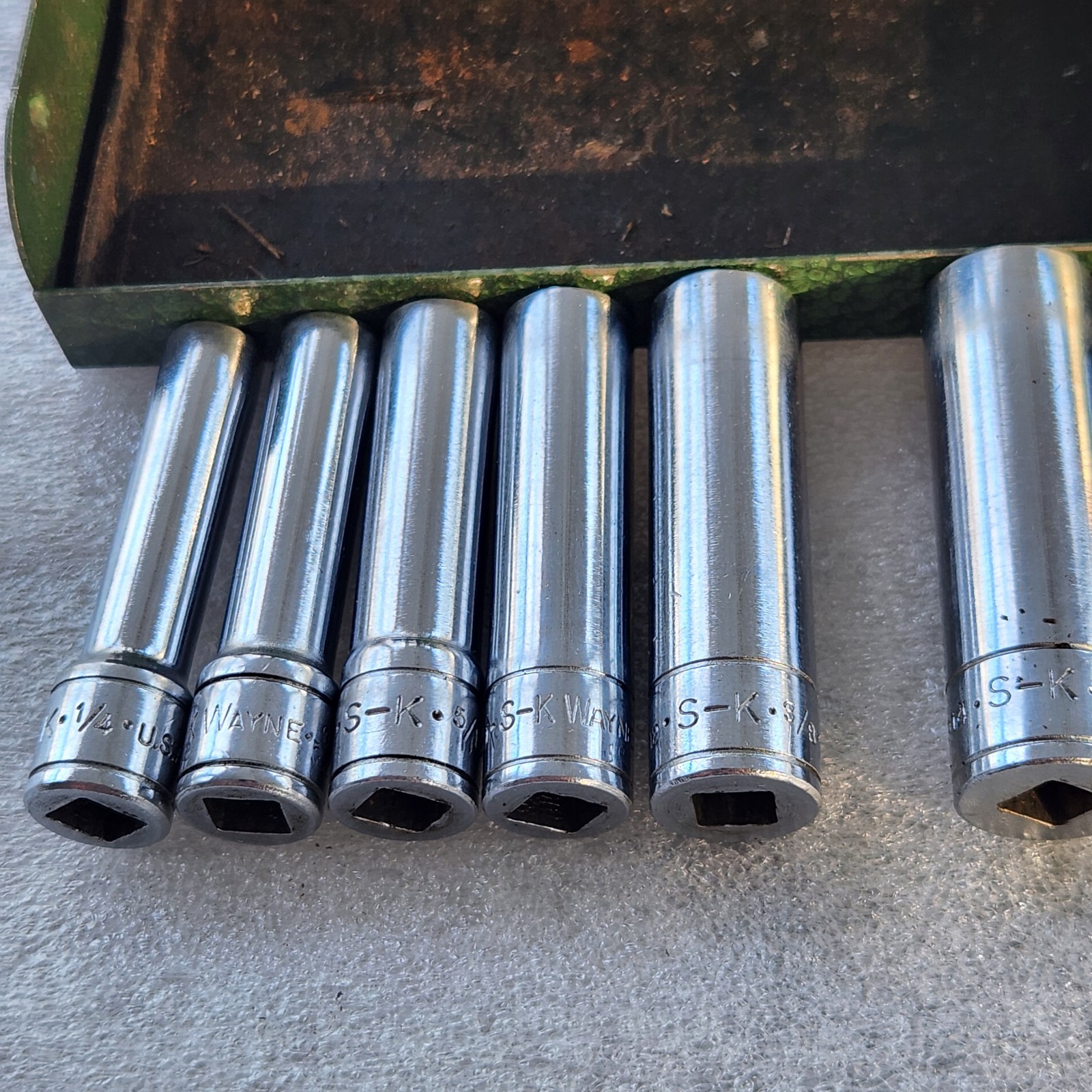 S.K. & S.K. Wayne 1/4″ & Case. 7 6 Pt Deep Sockets, 7 – 6 Pt Reg, 2 Ext. 6″ & 2″