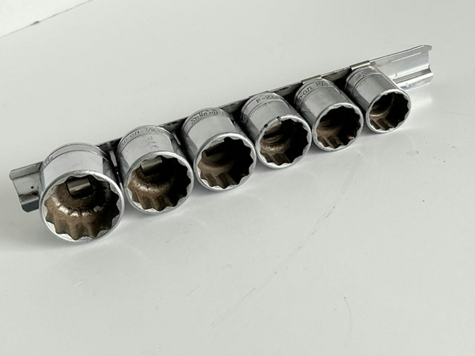 SNAP-ON TOOLS 6-piece 12 Point 3/8″ Drive SAE Sockets on Rail 5/8″ to 1″ Sizes