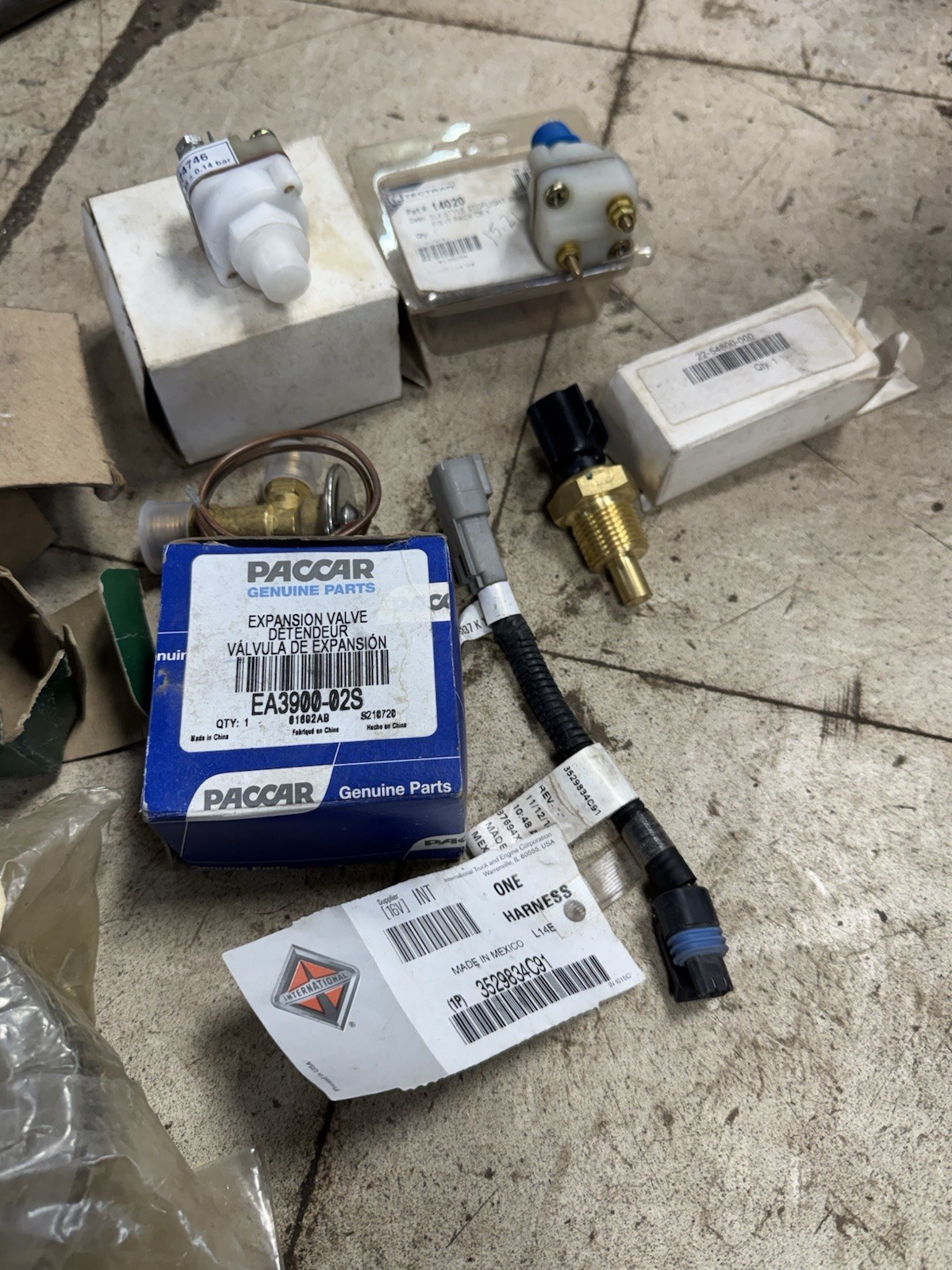 Freightliner/INTERNATIONAL Semi TRUCK PARTS MIXED LOT