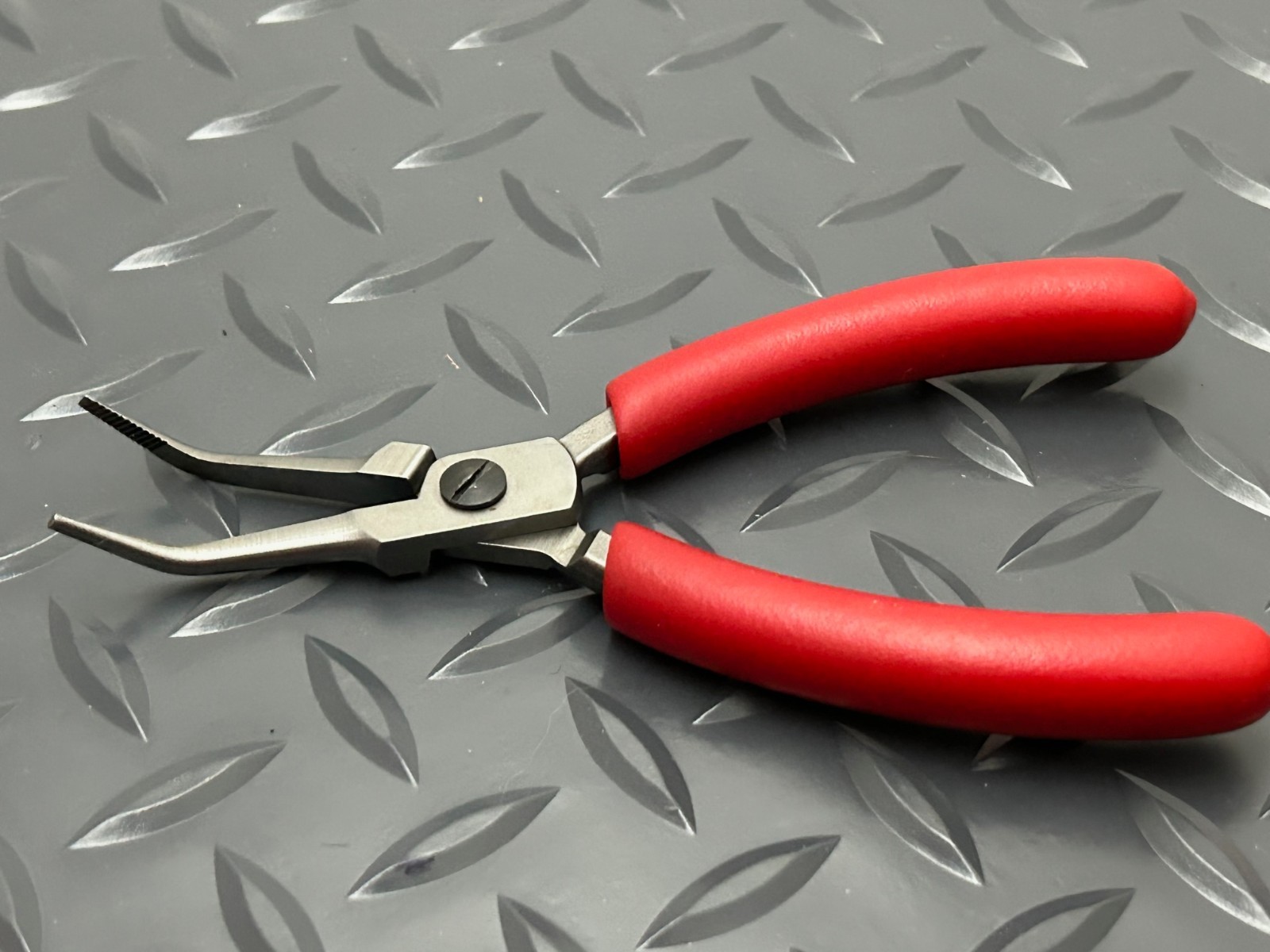 Snap-on Tools RED Soft Grip 5-1/2″ 45° Bent Needle Nose Precision Pliers P91355A