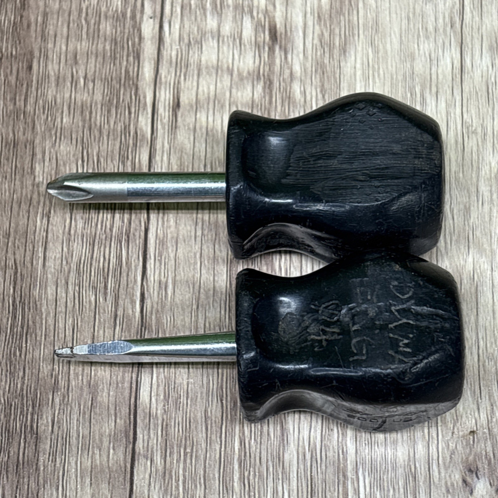 SNAP ON = TWO SHORT BLACK HANDLE SCREWDRIVER – PHILLIPS & FLAT – SSSD #2Y