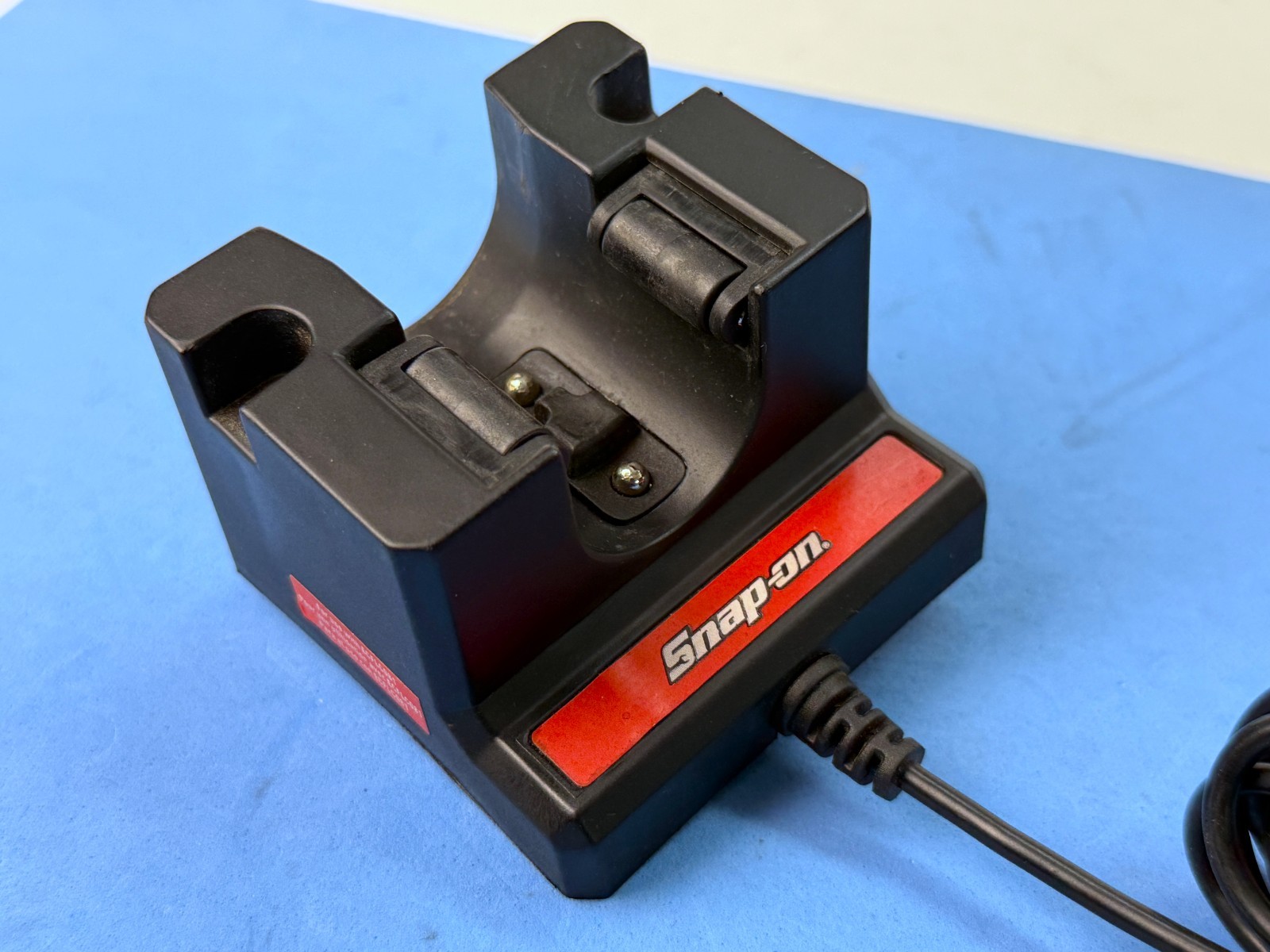 Snap on 8″ Wall-Mount Rechargeable Aluminum LED Flashlight ECFLC081 RARE