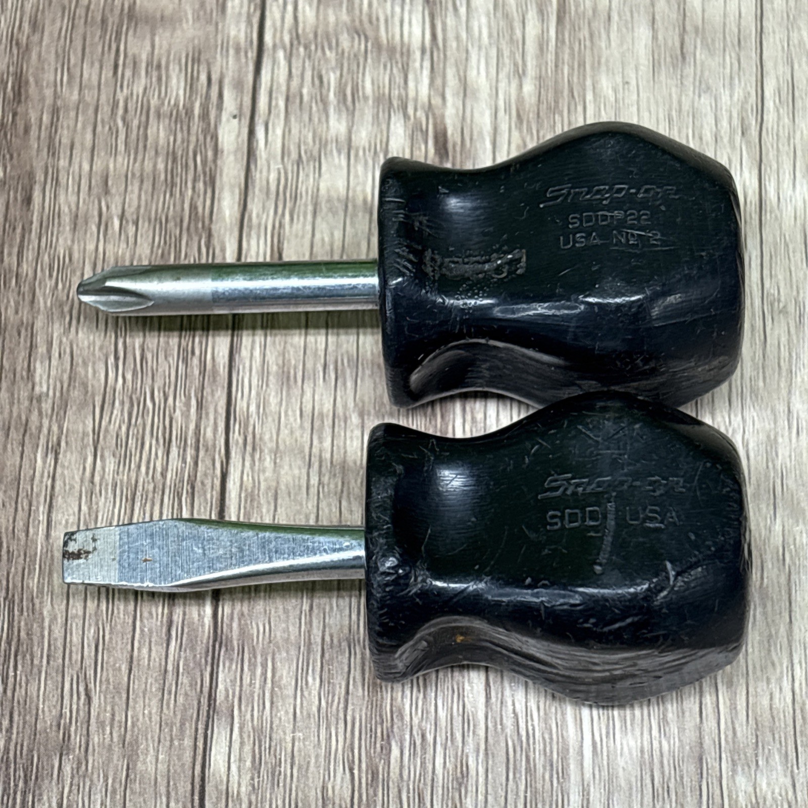 SNAP ON = TWO SHORT BLACK HANDLE SCREWDRIVER – PHILLIPS & FLAT – SSSD #2Y
