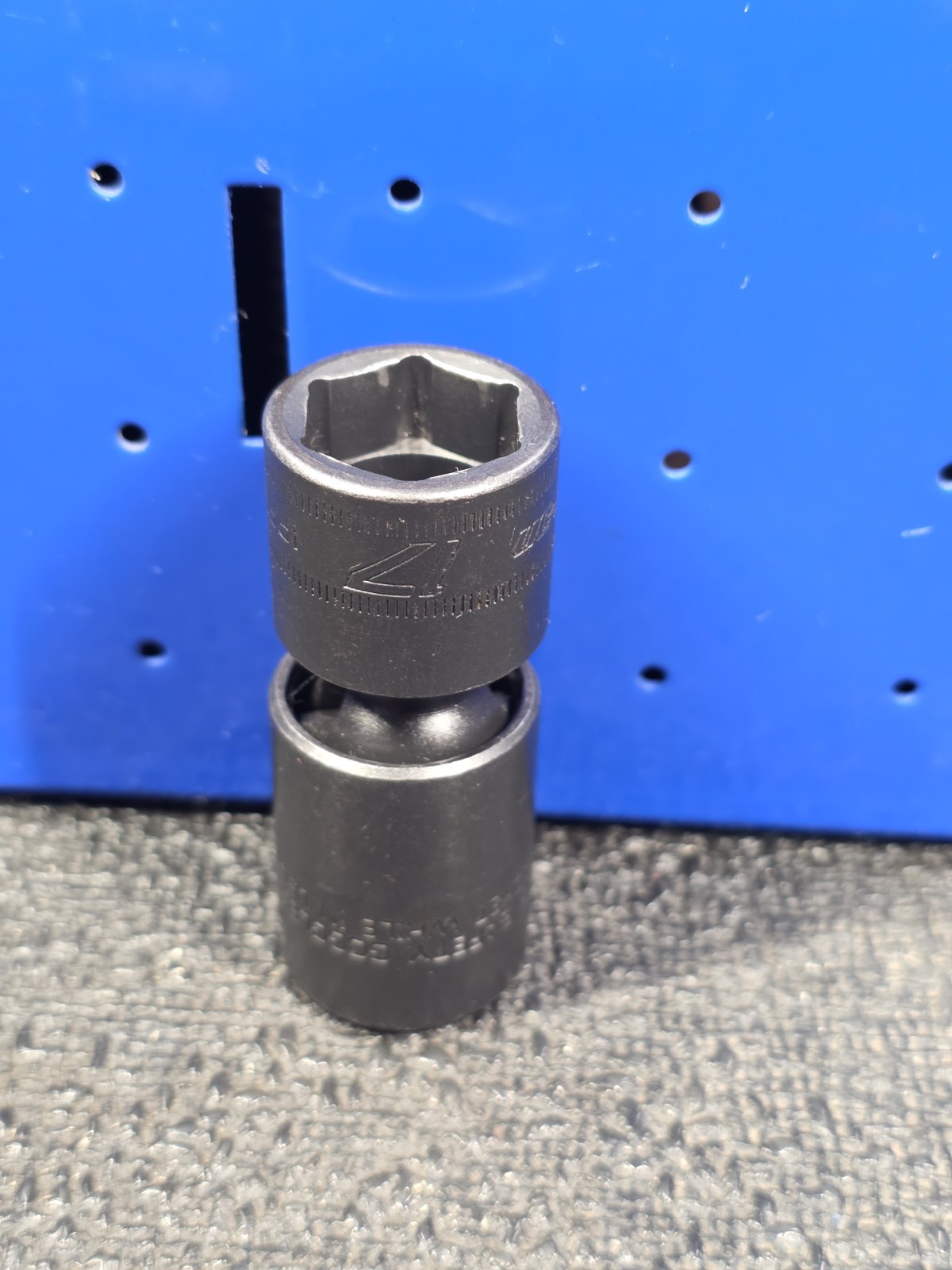 Snap-on Tools IPFM17C 17mm LIGHT USE 3/8″ Drive 6-Point Impact Swivel Socket