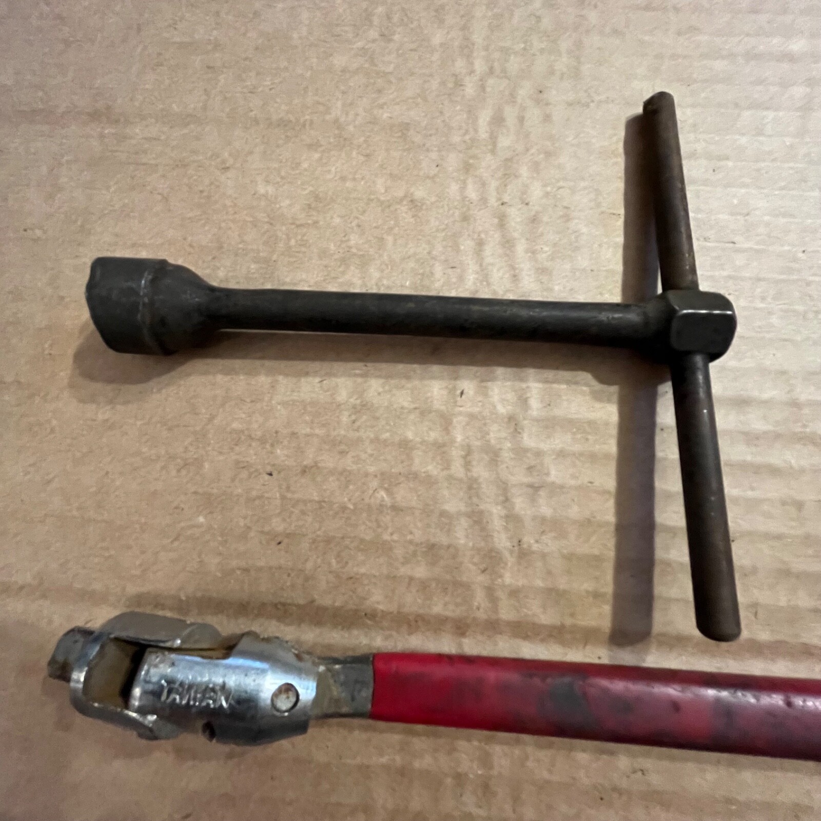 3/8″ T-Handle Swivel Hex Socket Wrench + Extra T Handle wrench