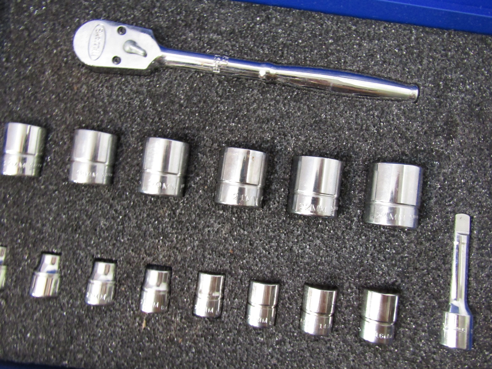WILLIAMS 16 PC METRIC SOCKET & RATCHET SET IN BLUE METAL CASE