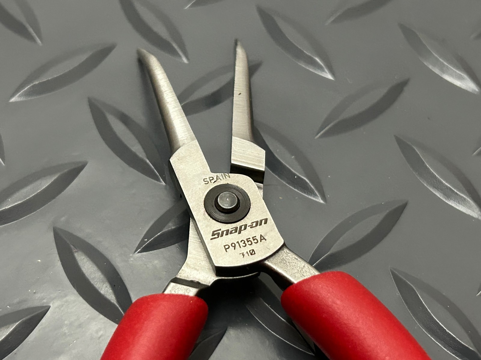 Snap-on Tools RED Soft Grip 5-1/2″ 45° Bent Needle Nose Precision Pliers P91355A