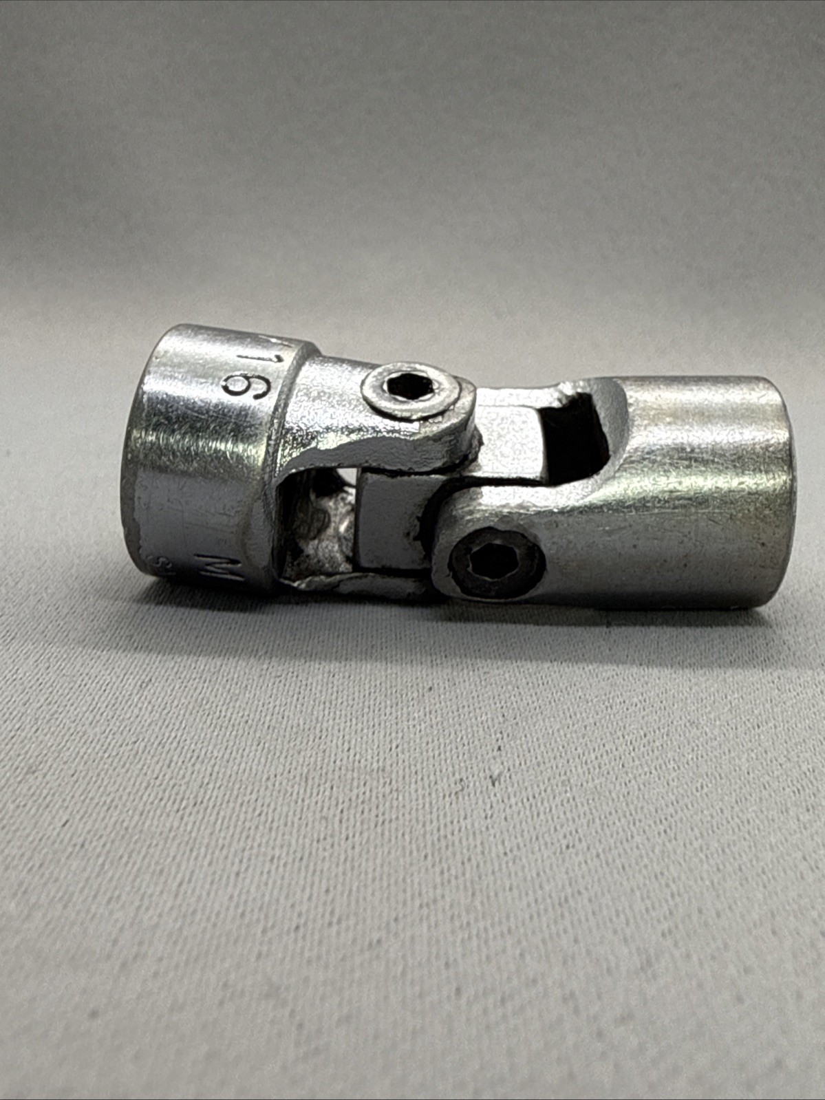 Mac Tools USA XU186D 9/16″ SAE Deep Universal Swivel Socket 3/8″ Drive 6pt Point